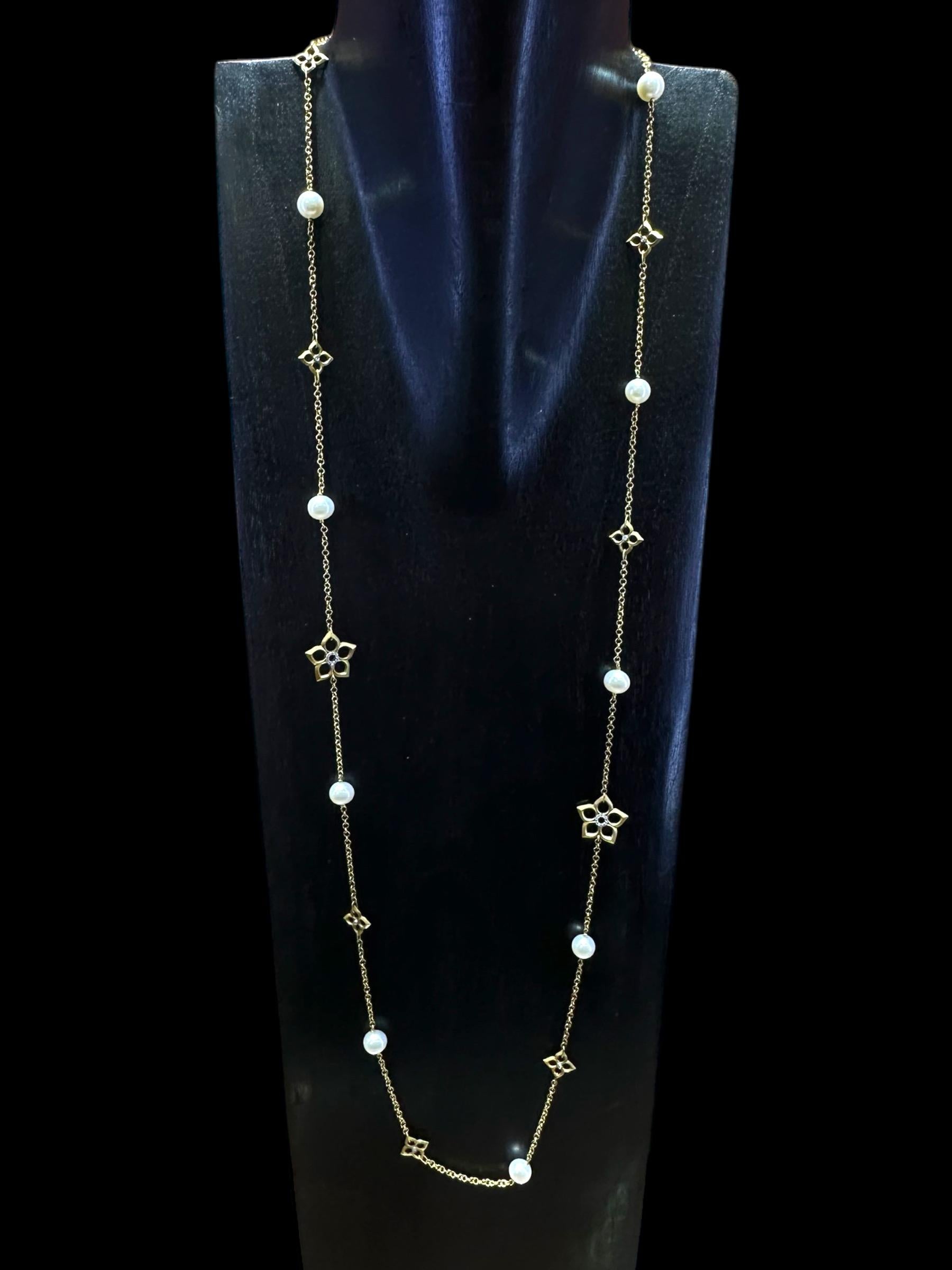 Diese modische, handgefertigte 14 Karat Gelbgoldkette mit mattierten Diamanten und Perlen ist eine atemberaubende Kreation von I. Reiss und wird von Alex & Co. angeboten. Er zeigt zehn offene Blumenmotive, die jeweils mit einer Kombination aus
