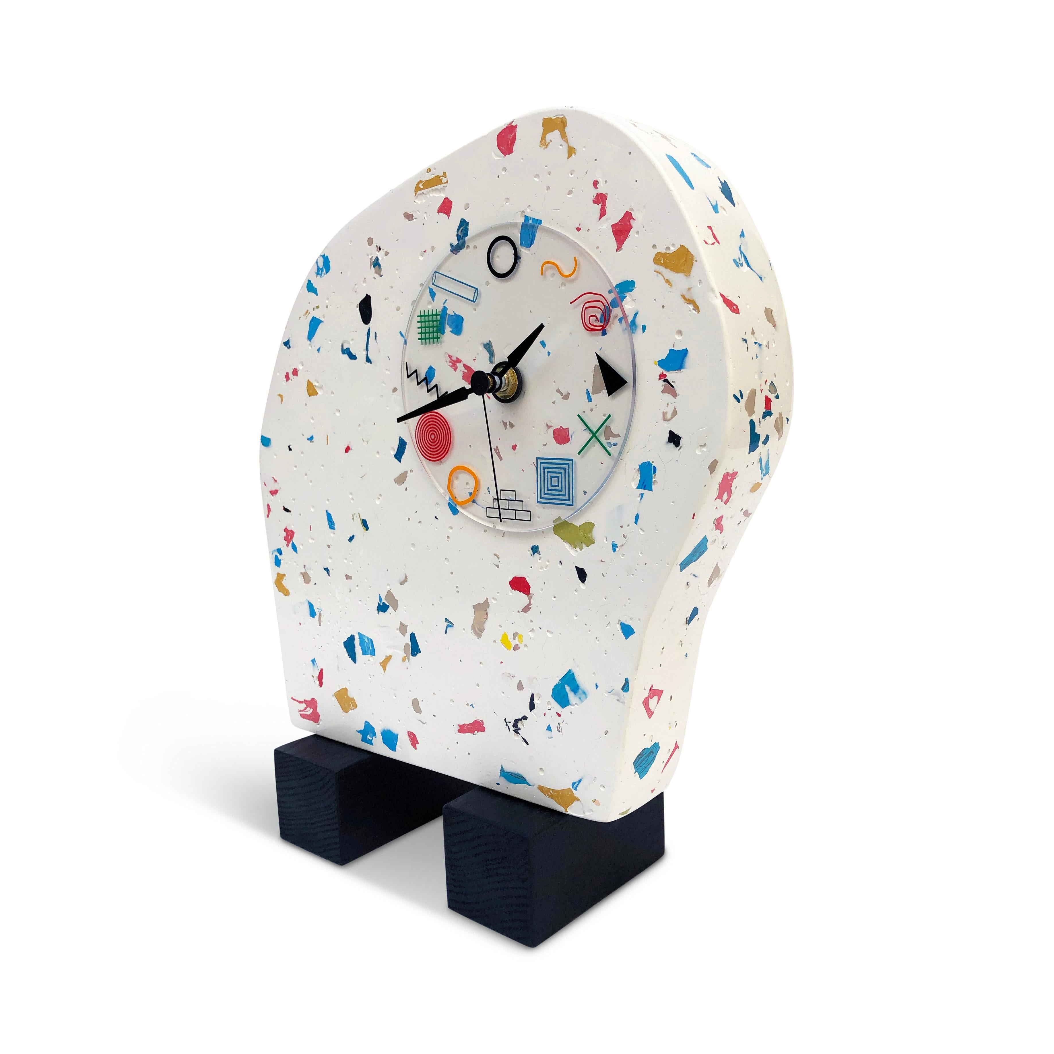 Un orologio da scrivania contemporaneo perfettamente scultoreo che attira l'attenzione grazie agli audaci contrasti tra i materiali, 
