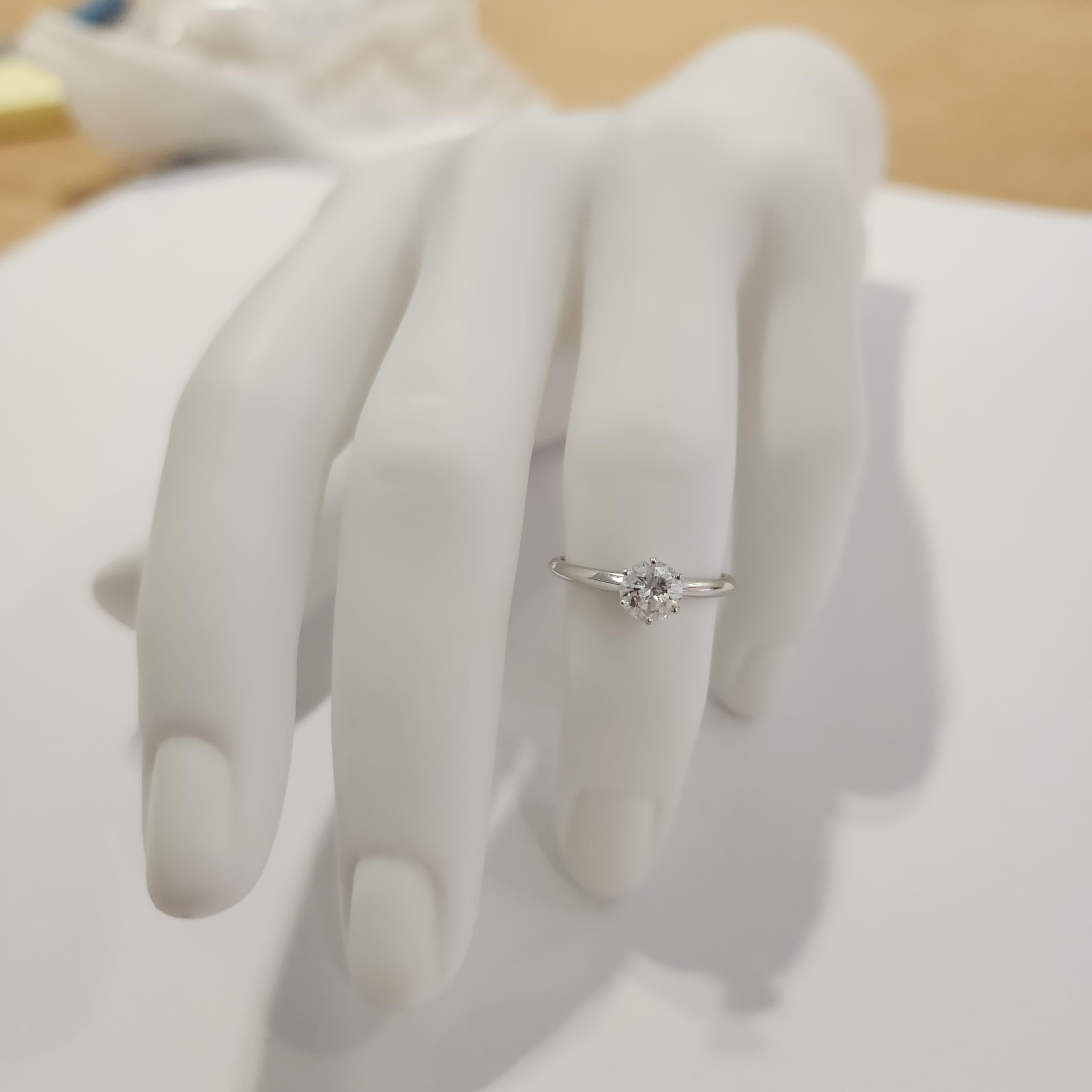 Élégante bague solitaire en or blanc 14 carats avec diamant naturel de 0,80 carat en vente 5