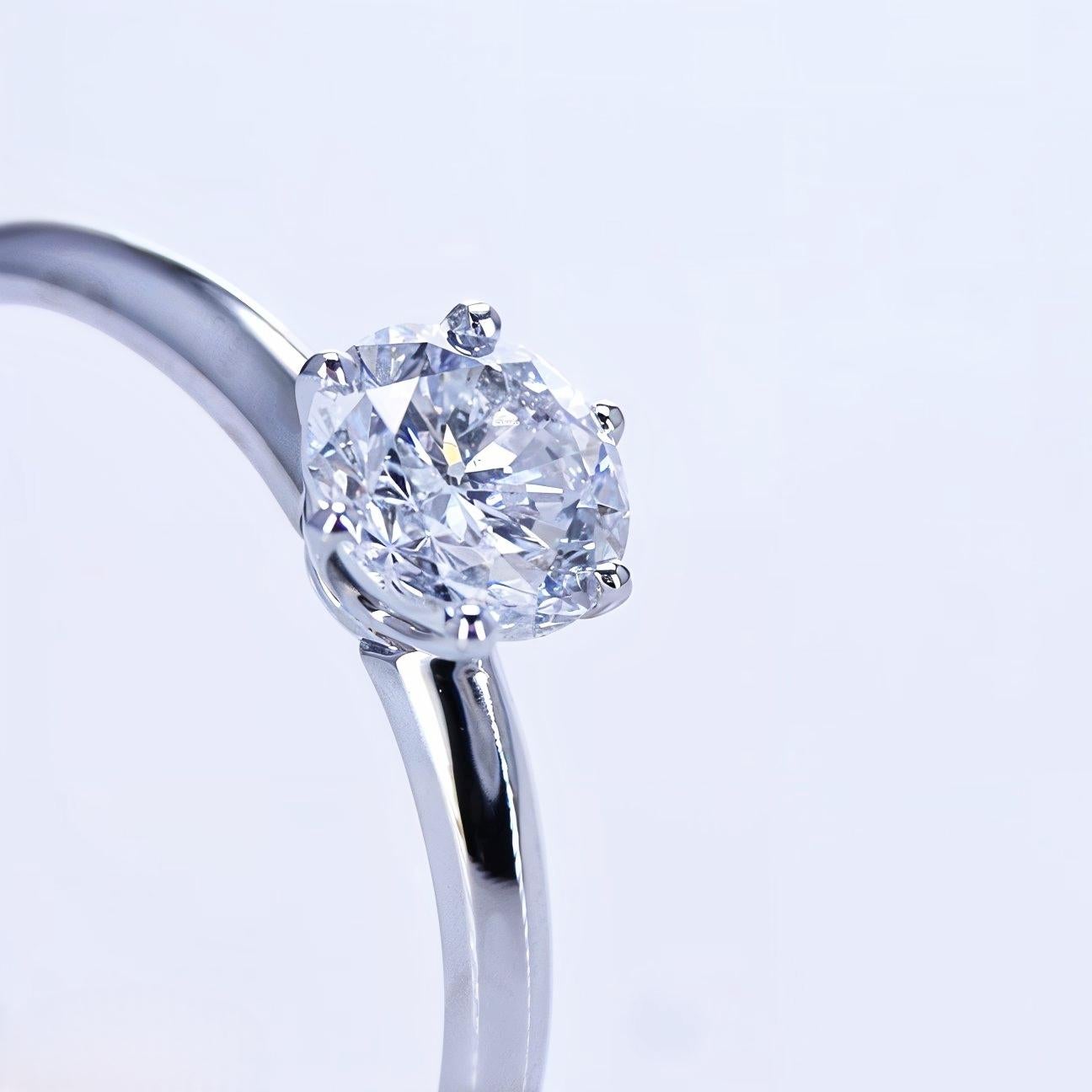 Taille brillant Élégante bague solitaire en or blanc 14 carats avec diamant naturel de 0,80 carat en vente