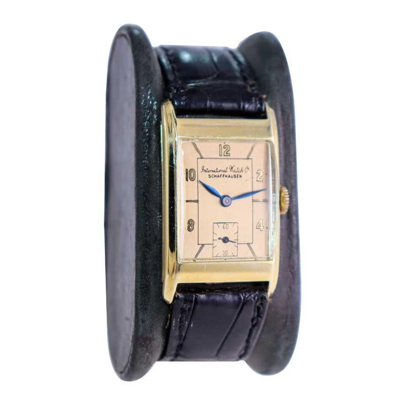 FACTORY / HOUSE: International Watch Company
STYLE / REFERENCE: Tonneau Shape / Art Deco
MOVEMENT / CALIBER: 17 Jewels / Cal. 87
DIAL / HANDS: Arabic and Baton Numbers, Gilt Style Hands
DIMENSIONS: Length 37mm X Width 22mm
ATTACHMENT / LENGTH: 