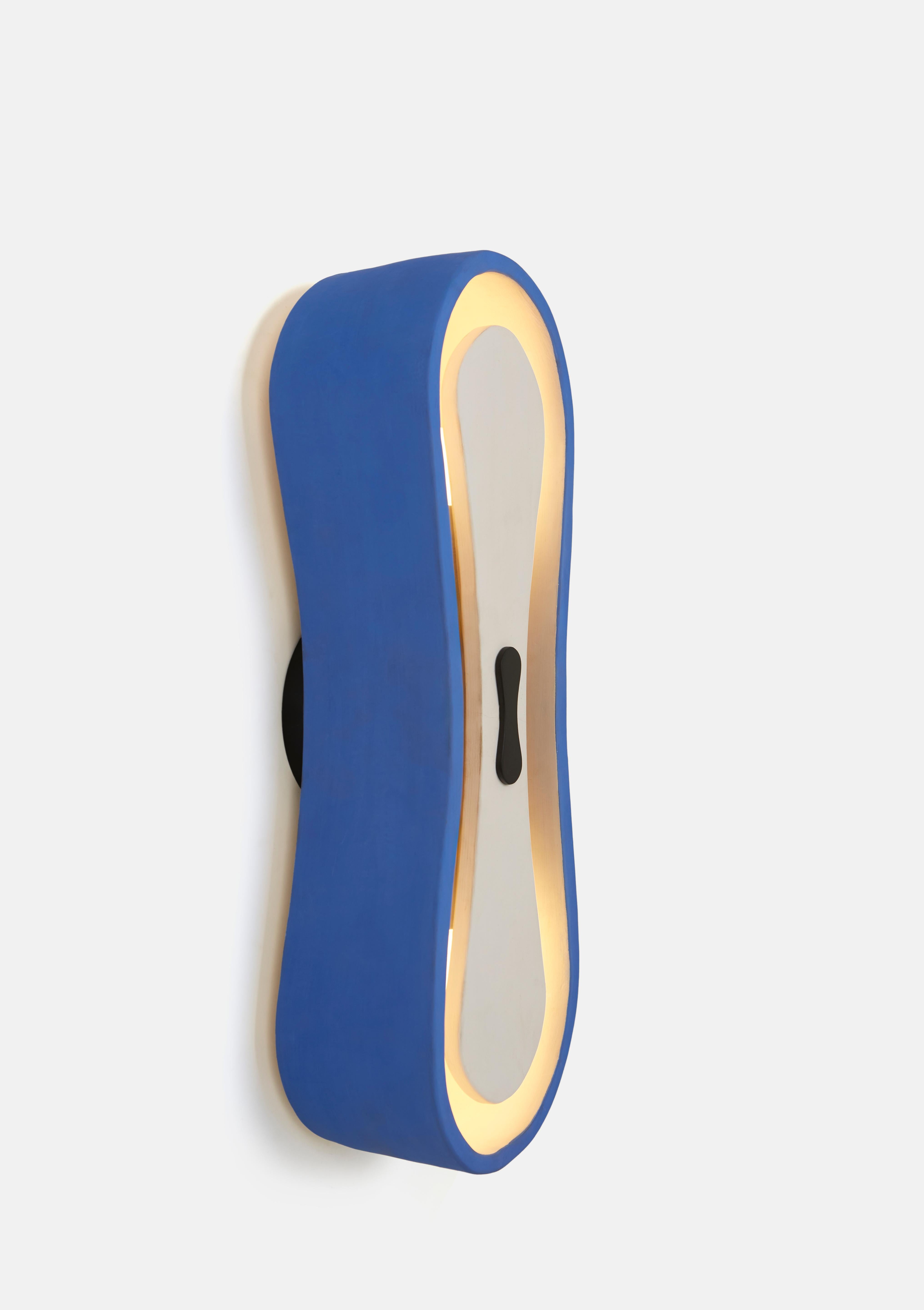 I Aplique de pared by Hatsu
Dimensiones: P 10,1 x An 14,2 x Al 36,8 cm
Materiales: Cerámica, metal con recubrimiento de polvo.

Todas nuestras lámparas pueden cablearse según cada país. Si se vende a EE.UU., se cableará para ese país, por