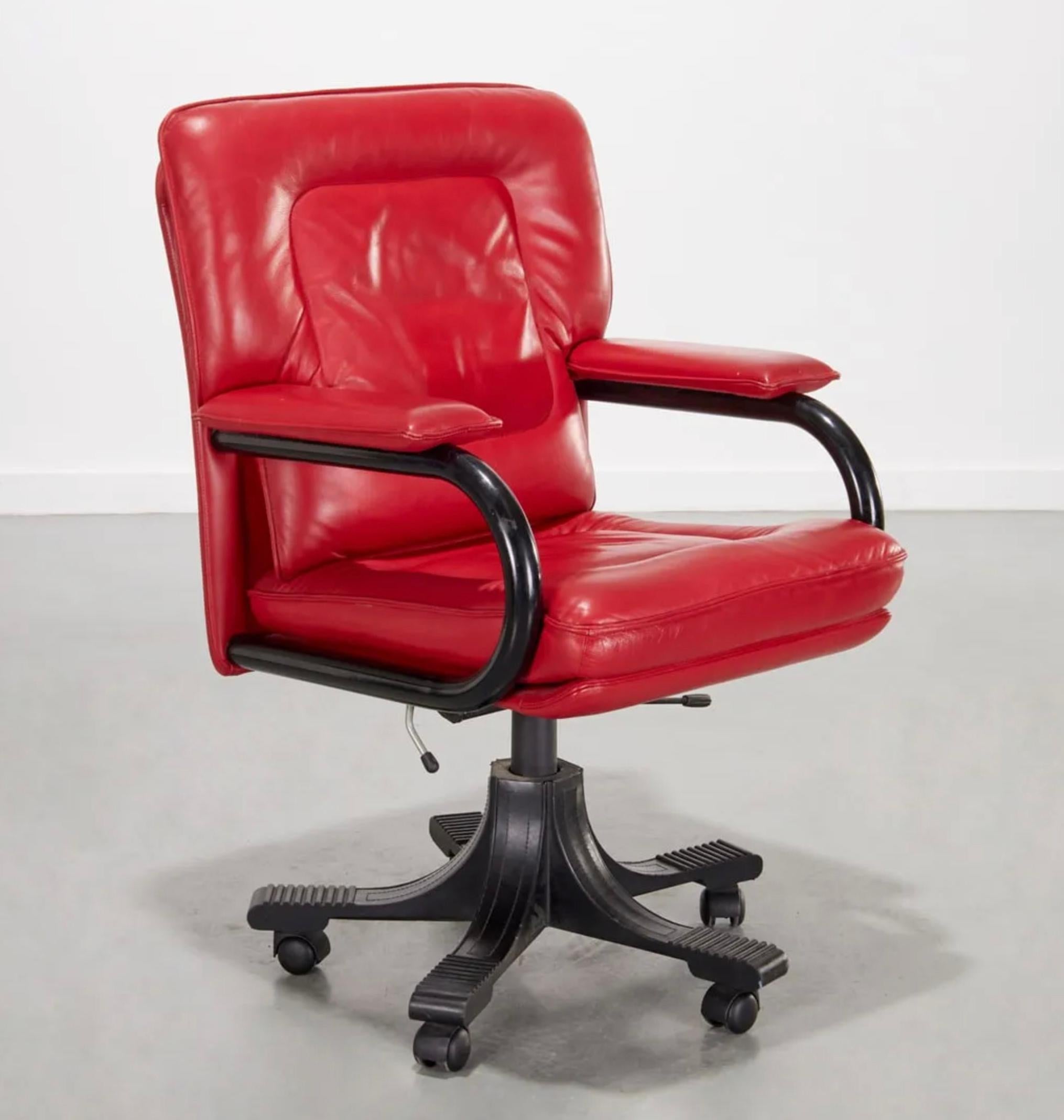 Elegant Guido Faleschini swivel management soft pad chair. Designed for i4 Mariani and retailed in the 1970s and 1980s by The Pace Collection. Underneath the chair is a telescoping mechanism to raise/lower the seat height on the chair, which can be