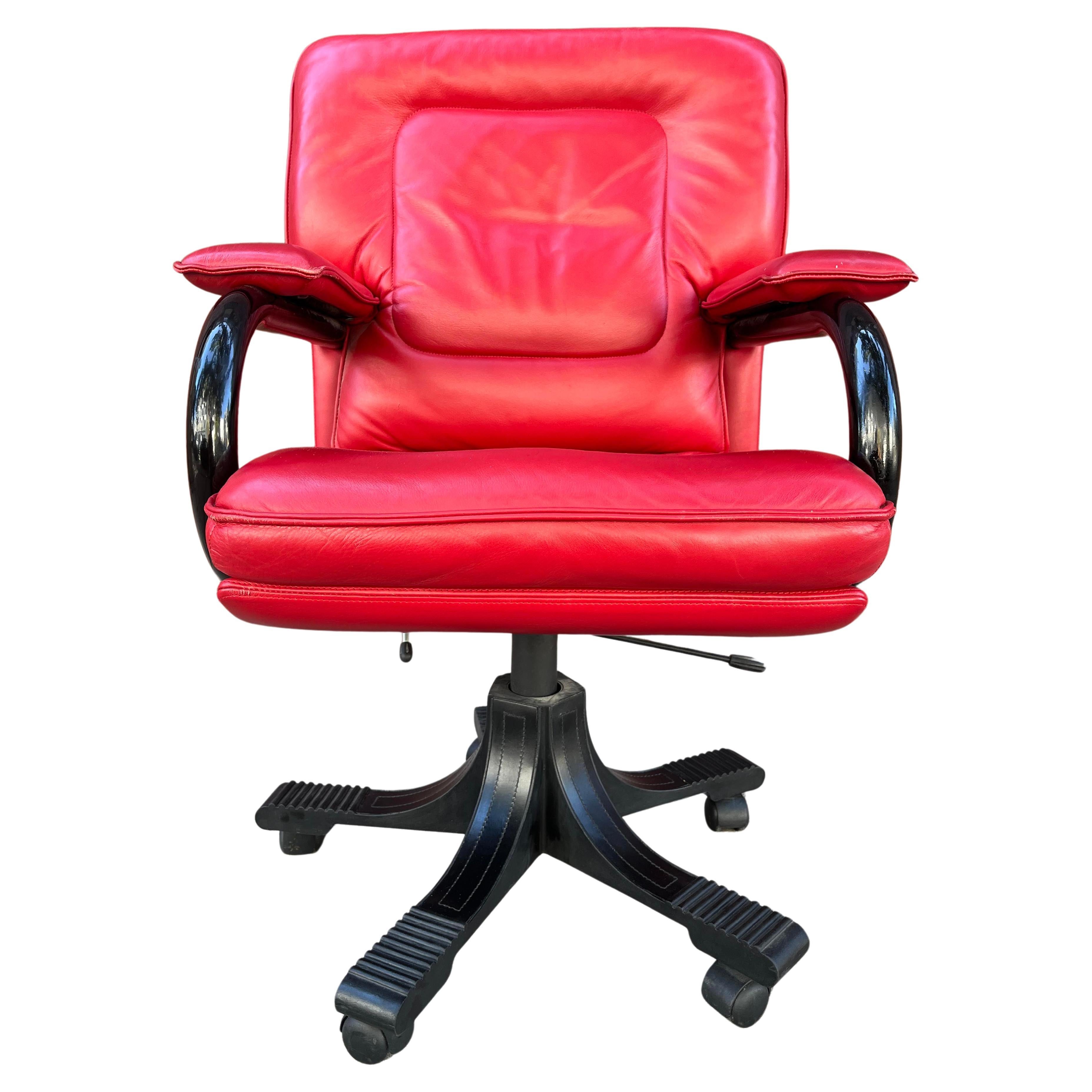 italien Superbe et luxueux fauteuil de direction en cuir pacé en vente