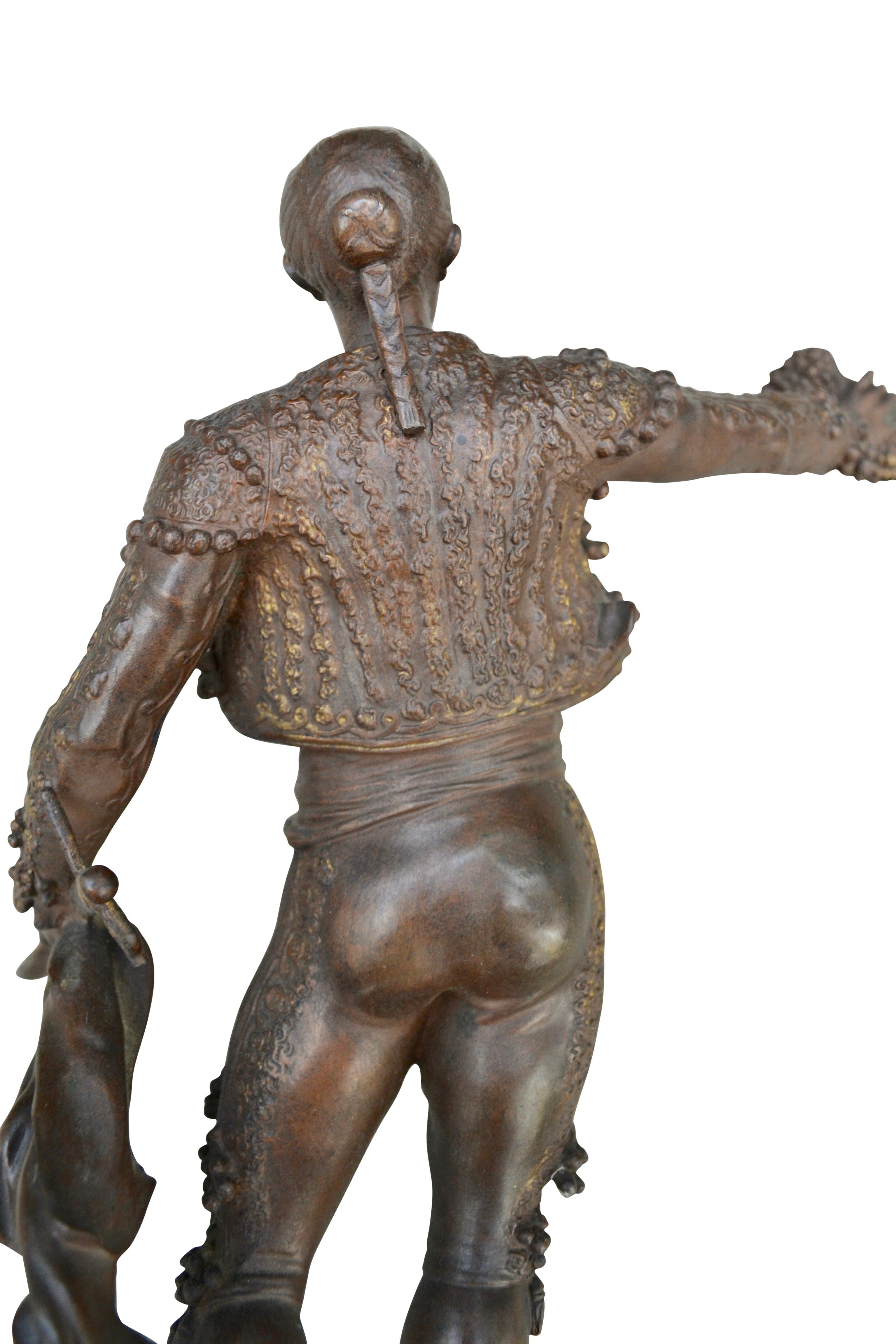 XIXe siècle Statue en bronze du 19ème siècle d'un Matador représenté lors d'un salut de victoire par Emile Pinedo