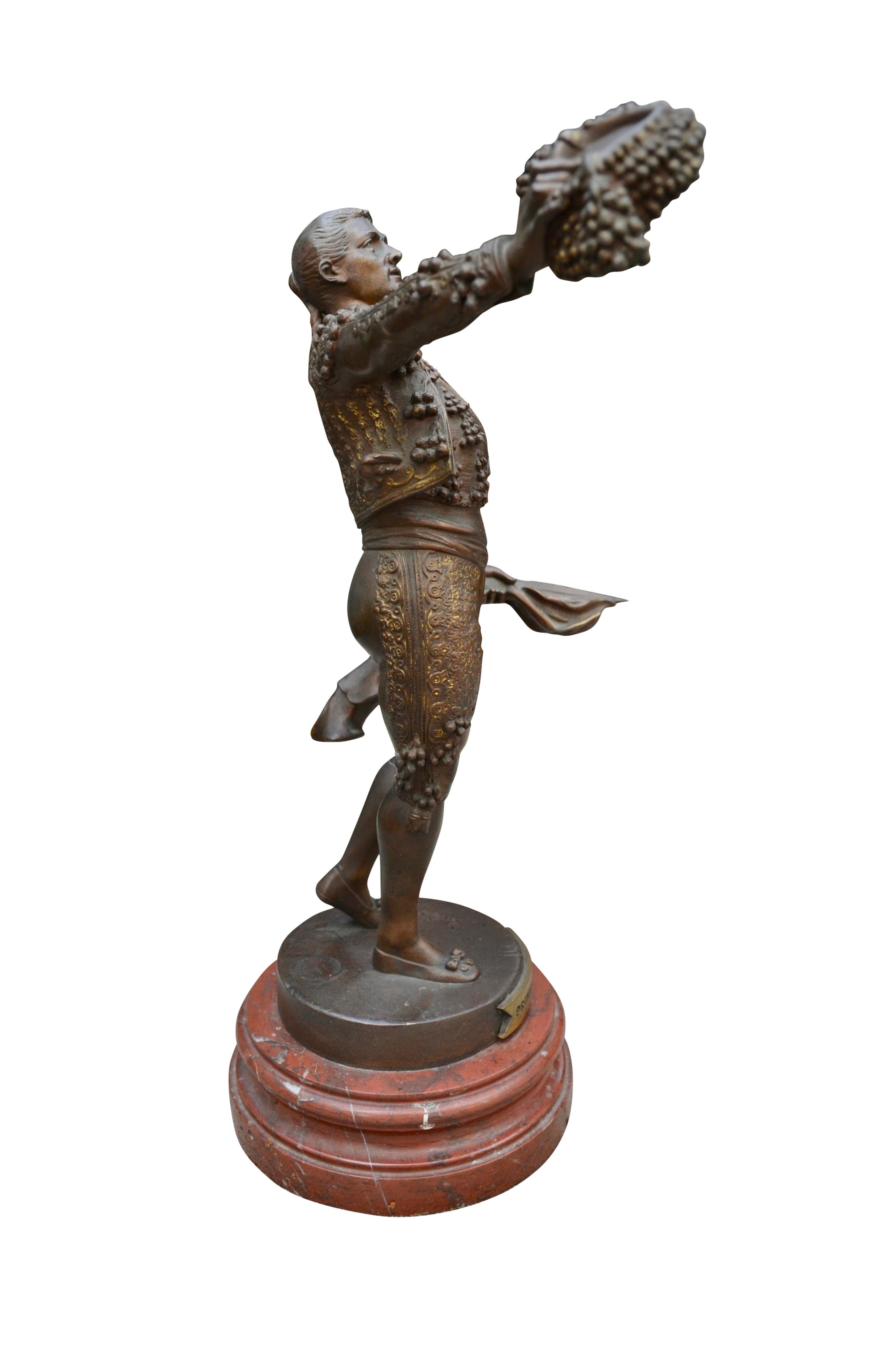Français Statue en bronze du 19ème siècle d'un Matador représenté lors d'un salut de victoire par Emile Pinedo