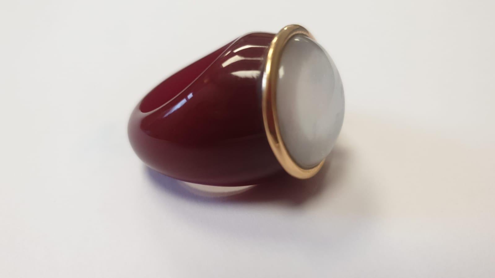 Elegant ring in bordeaux bakelite, 18kt pink gold and ialino quartz cabochon. 
Pink Gold g. 1,6
Round ialino quartz cabochon size 18  mm
Size 14 (ita) 6.75 (usa)  54 (fra) 

