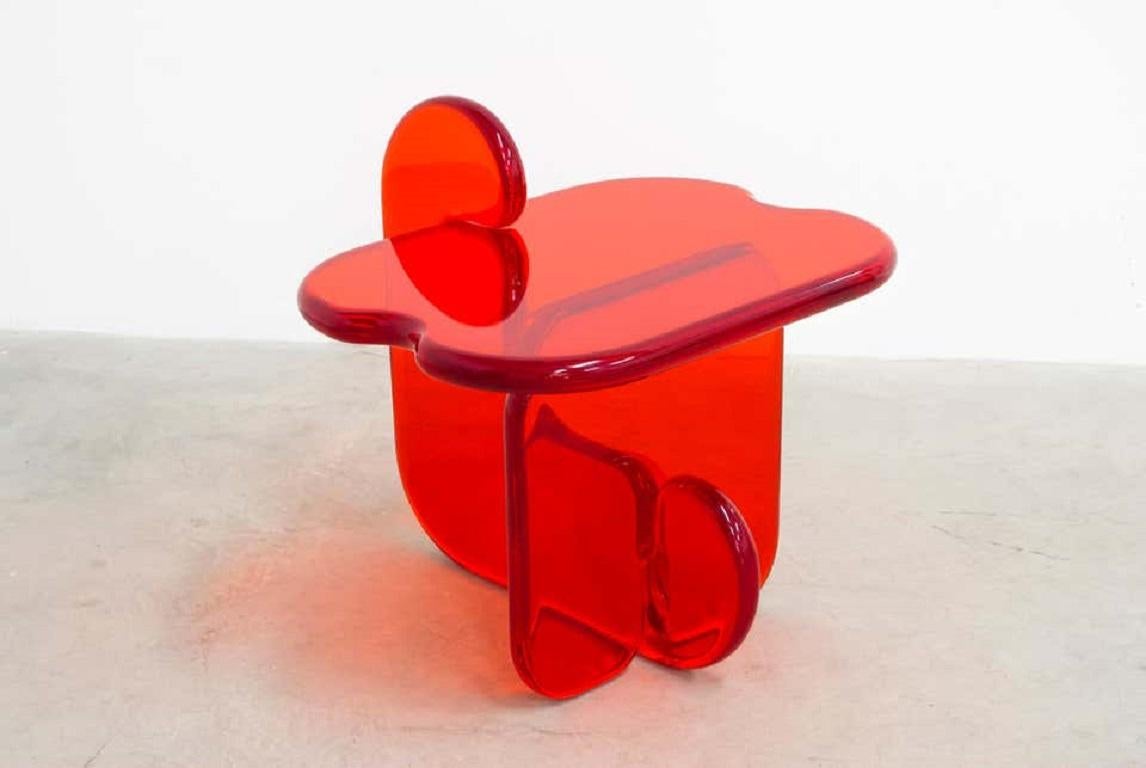 Dieser Beistelltisch ist eine Fortsetzung der Serie Plump mit skulpturalen Möbeln. Dieser transparente Tisch ist eine zeitgemäße und moderne Ergänzung für jeden Raum. Die Formen spielen mit dem Effekt, den das Harz hat, wenn sich das Licht durch die
