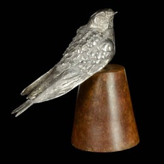 Sculpture en argent et bronze en édition limitée « Swallow on flowerpot » de Ian Bowles