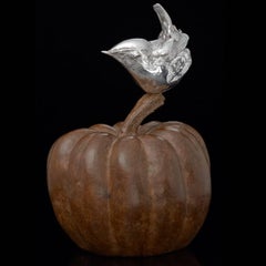 Sculpture en argent et bronze en édition limitée « Wren on a Pumpkin » de Ian Bowles