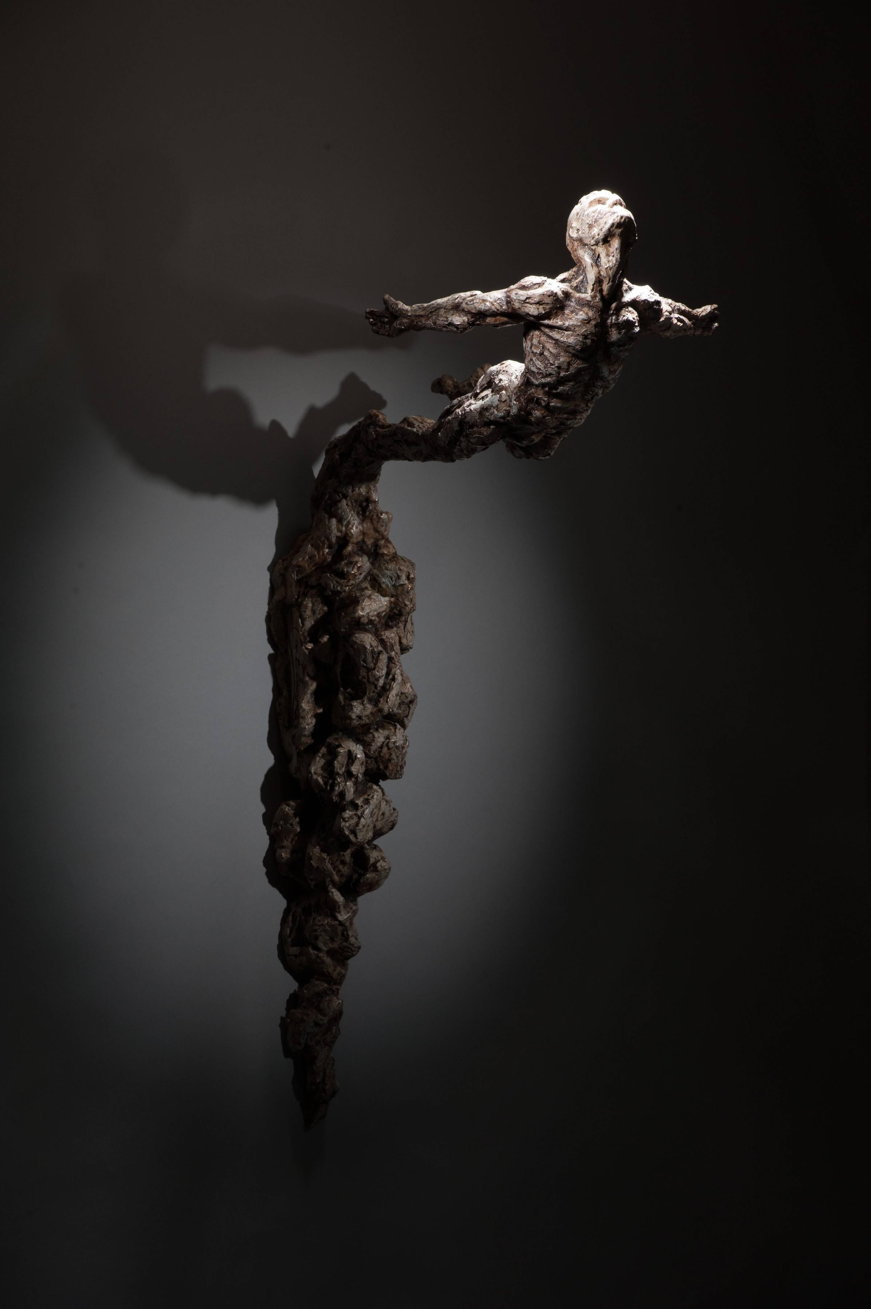 Ian Edwards – geboren	im Feuer - Original signierte Bronze-Skulptur
Abmessungen: 87 x 30 x 22 cm 
Auflage von 12	

Edwards' Praxis ist Ausdruck der Kraft und Entschlossenheit menschlichen Bemühens. Er
lässt sich von den Kräften der Natur