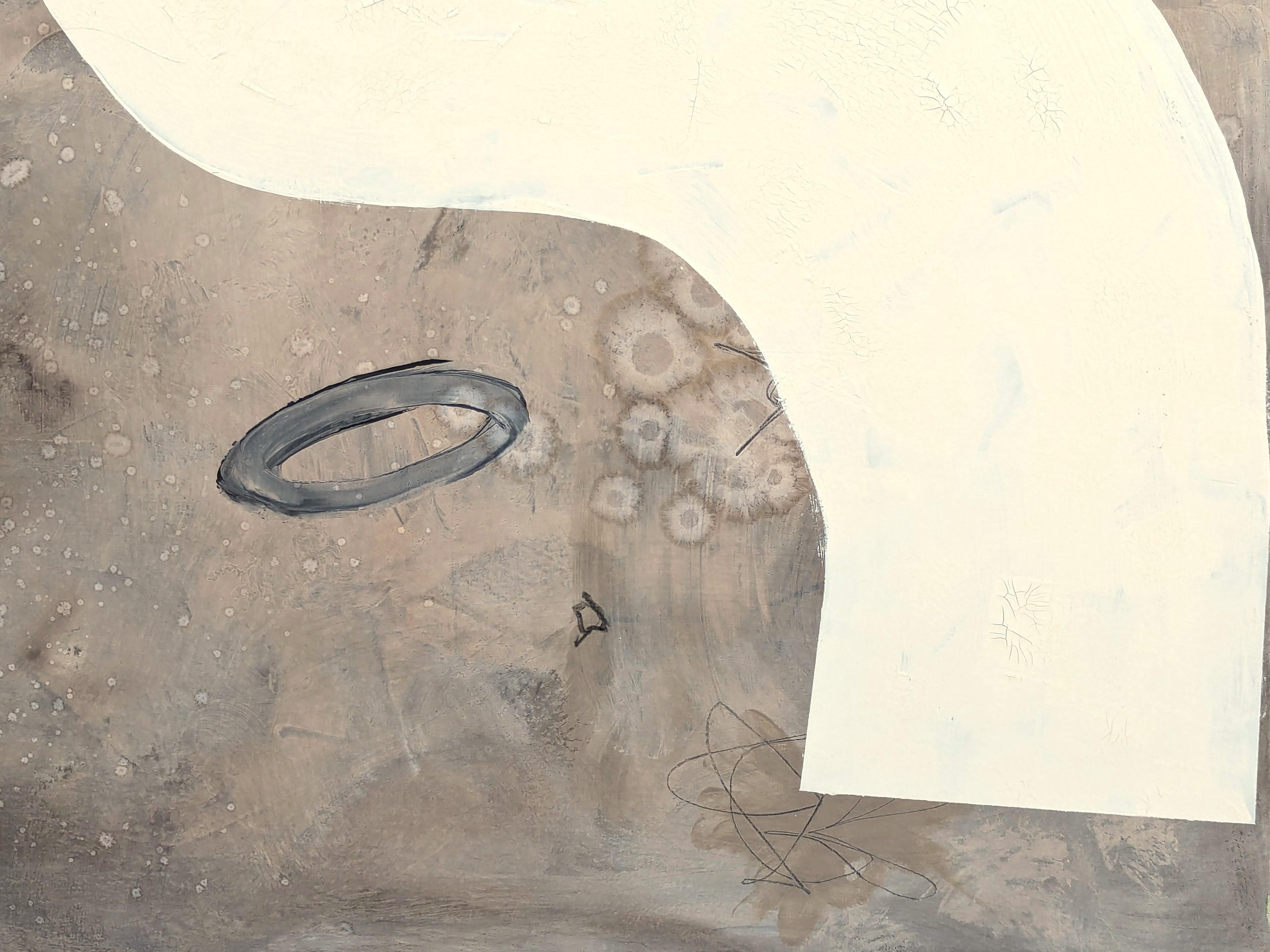 Quadro astratto gestuale dai toni neutri dell'artista contemporaneo Ian Francis. L'opera presenta una varietà di segni gestuali accentuati da forme triangolari in bianco e nero su uno sfondo marrone. Firmato, intitolato e datato sul retro.