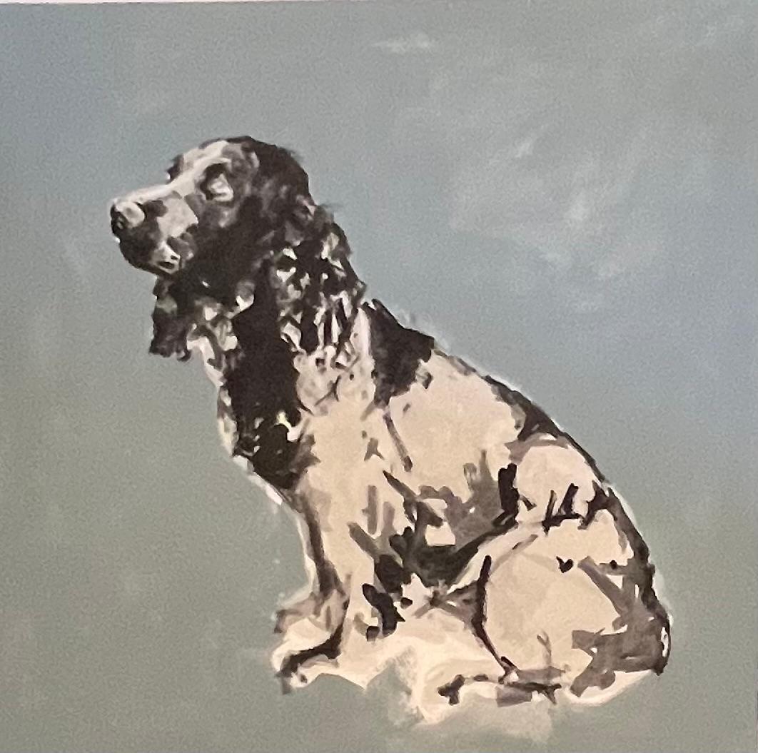 Uno Spaniel: questo splendido dipinto minimalista a inchiostro nero su carta indiana raffigurante un cane Spaniel su uno sfondo blu come un gioiello è un ritratto contemporaneo di uno Spaniel.  I ritratti di cani di Ian Mason sono molto suggestivi