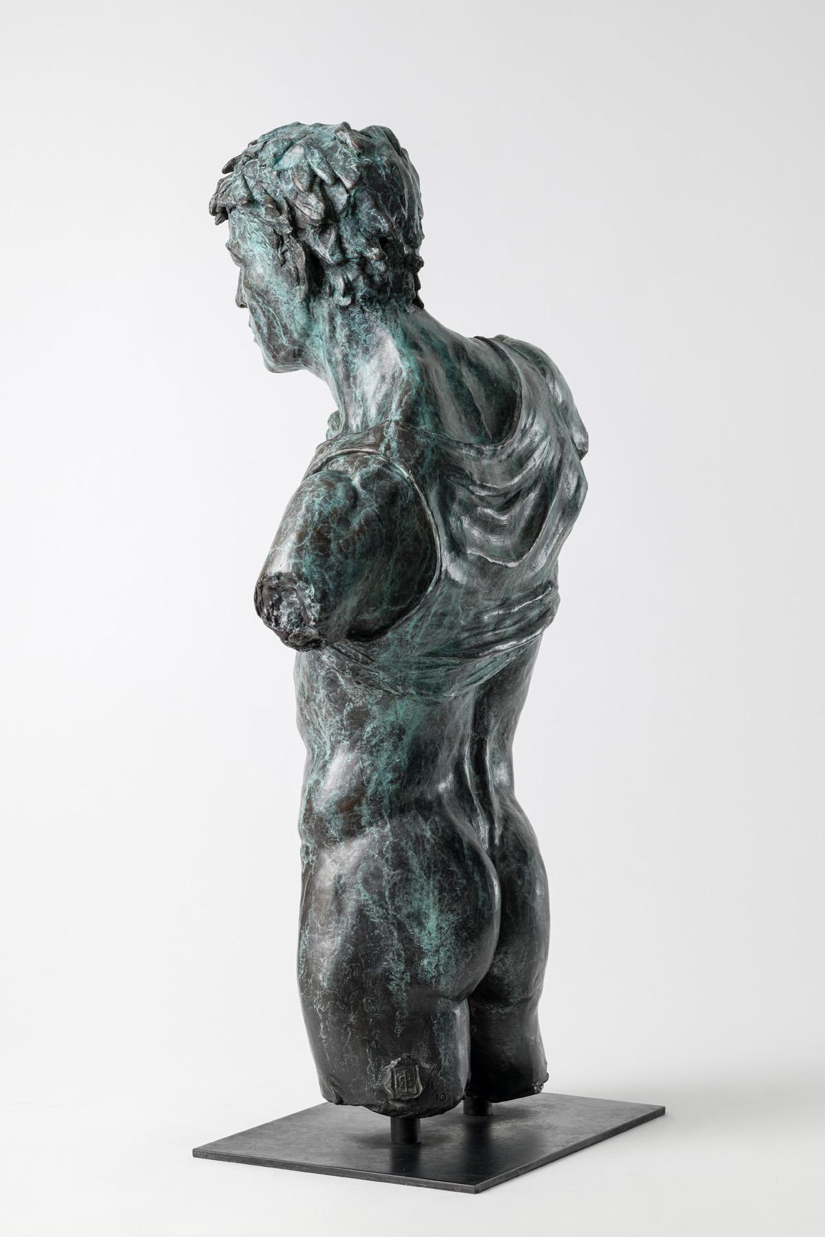Demian Entkleiden (Gold), Nude Sculpture, von Ian Rank-Broadley