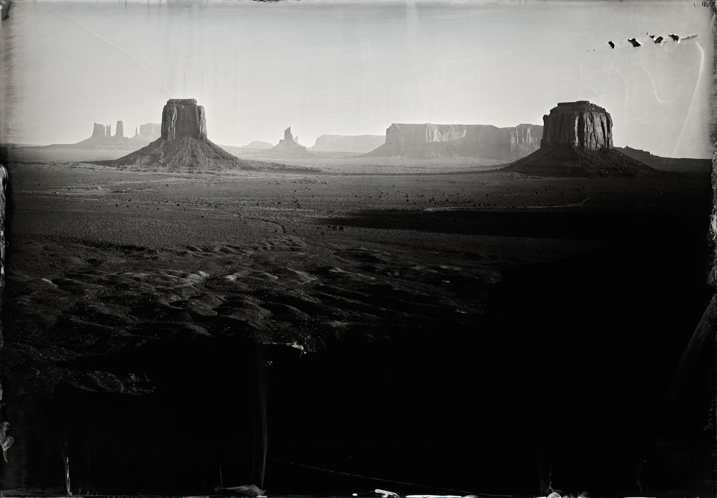 Black and White Photograph Ian Ruhter - Monument Valley (Comment l'Ouest a gagné)