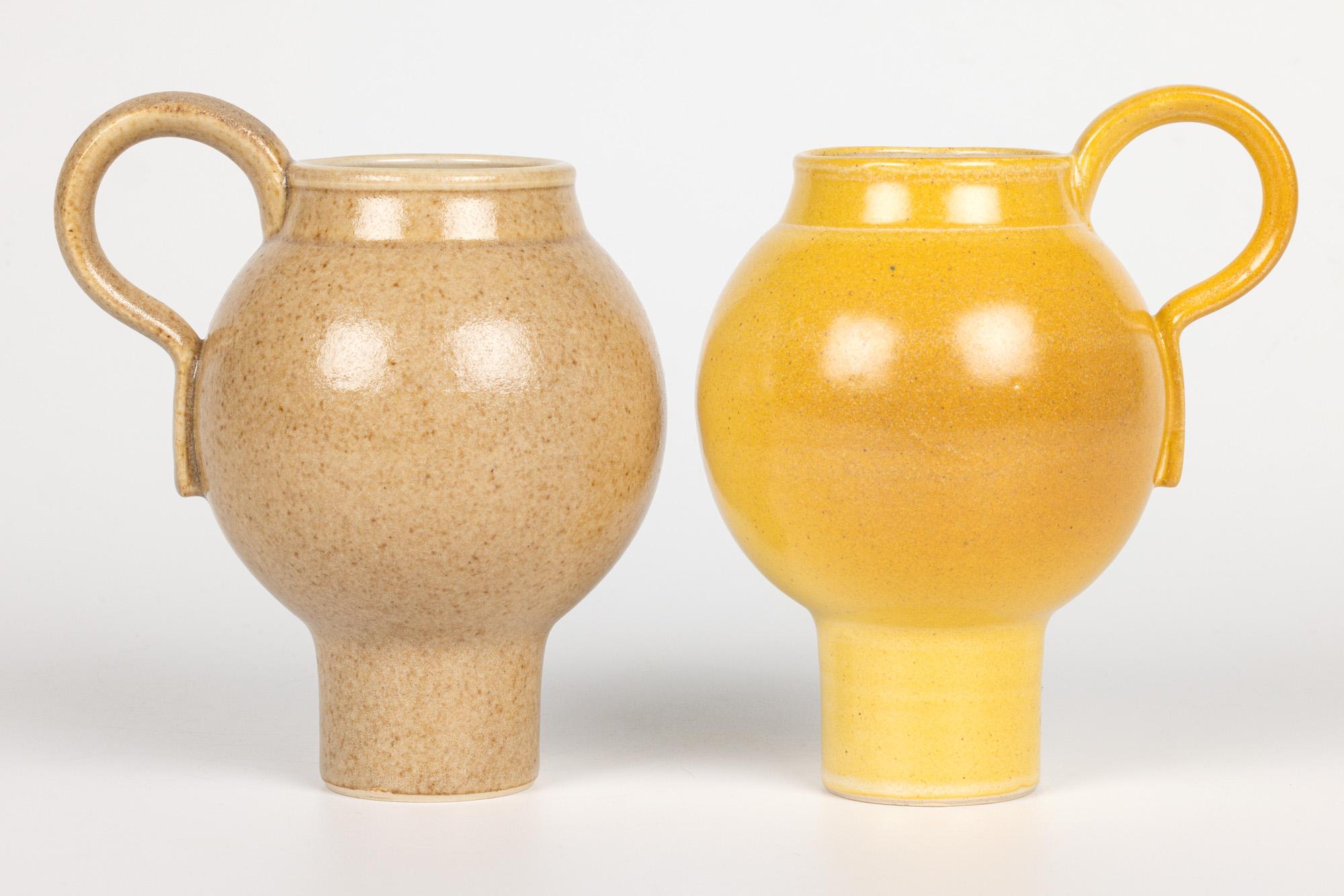 Un superbe ensemble de quatre élégantes tasses à café en poterie de studio conçues et fabriquées par le potier gallois Ian Rylatt, datant vraisemblablement de la fin du 20e siècle. 

Ian Rylatt est né à Lincoln et a fréquenté le Lincoln College of