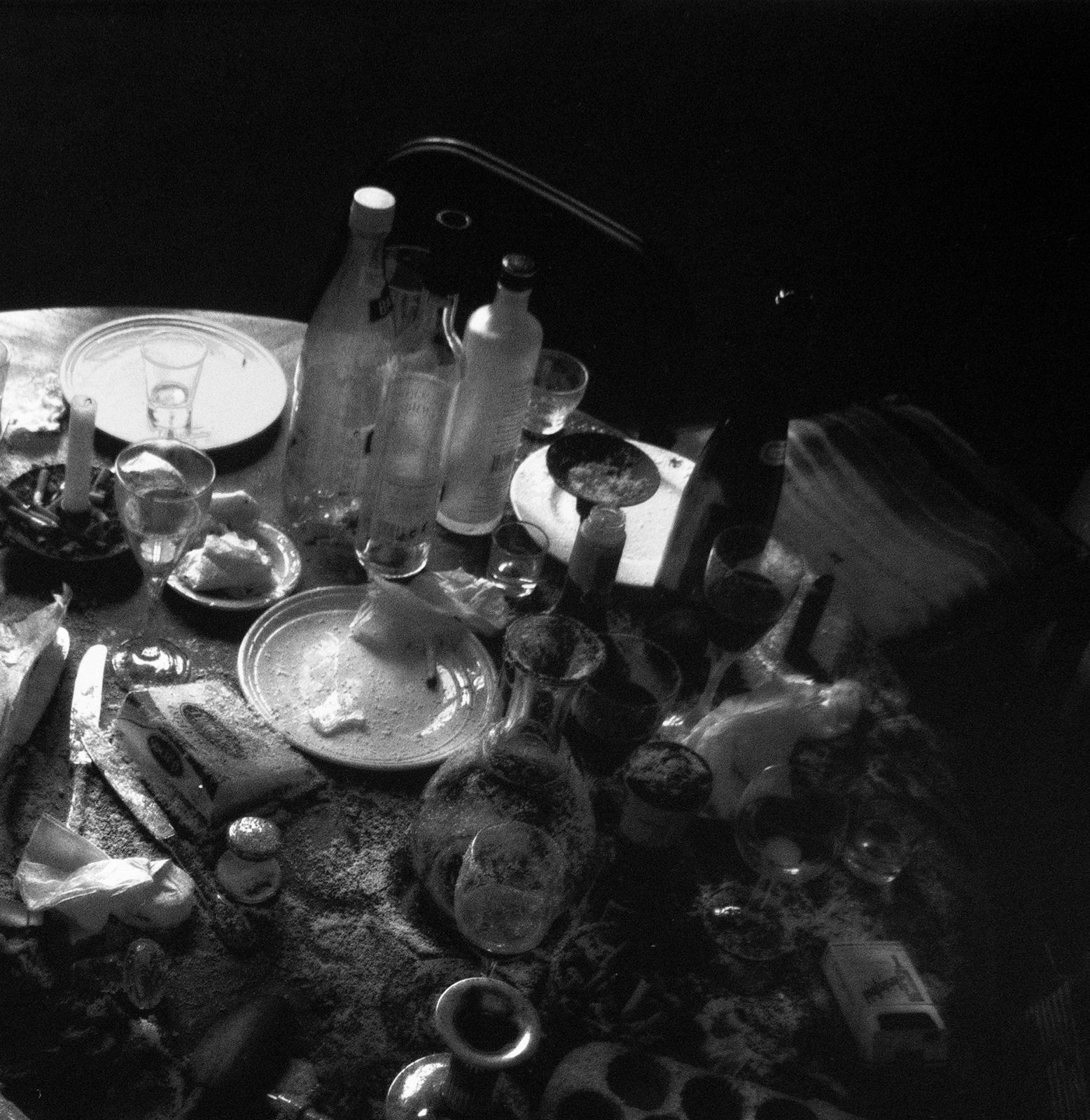  Abendessen – Silber-Gelatine-Druck, signiert, limitierte Auflage, zeitgenössisches Stillleben (Zeitgenössisch), Photograph, von Ian Sanderson