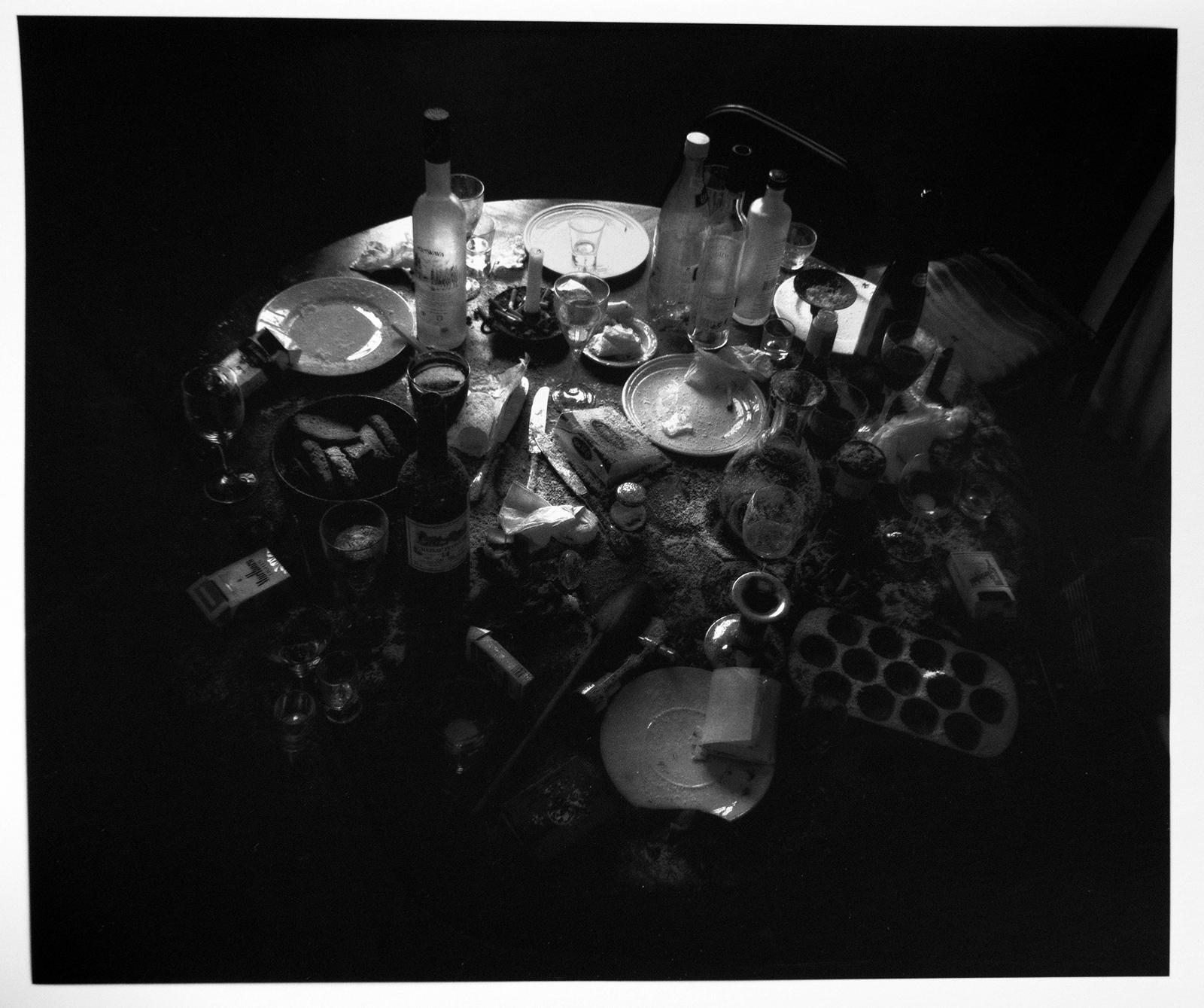 Abendessen – Silber-Gelatine-Druck, signiert, limitierte Auflage, zeitgenössisches Stillleben (Schwarz), Black and White Photograph, von Ian Sanderson