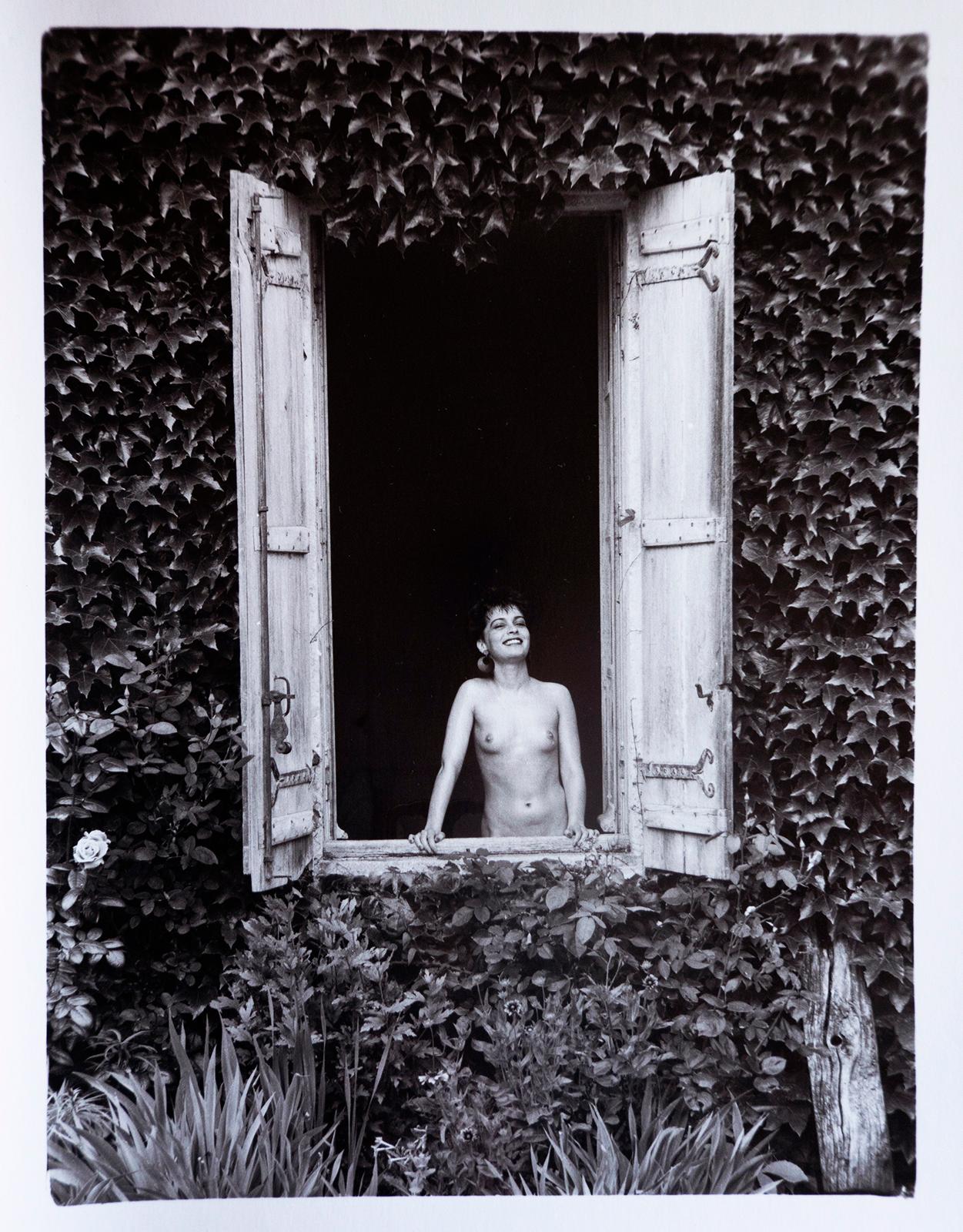 Tirage à la gélatine d'argent, photo de nu contemporaine signée en édition limitée, Lisa - Noir Black and White Photograph par Ian Sanderson