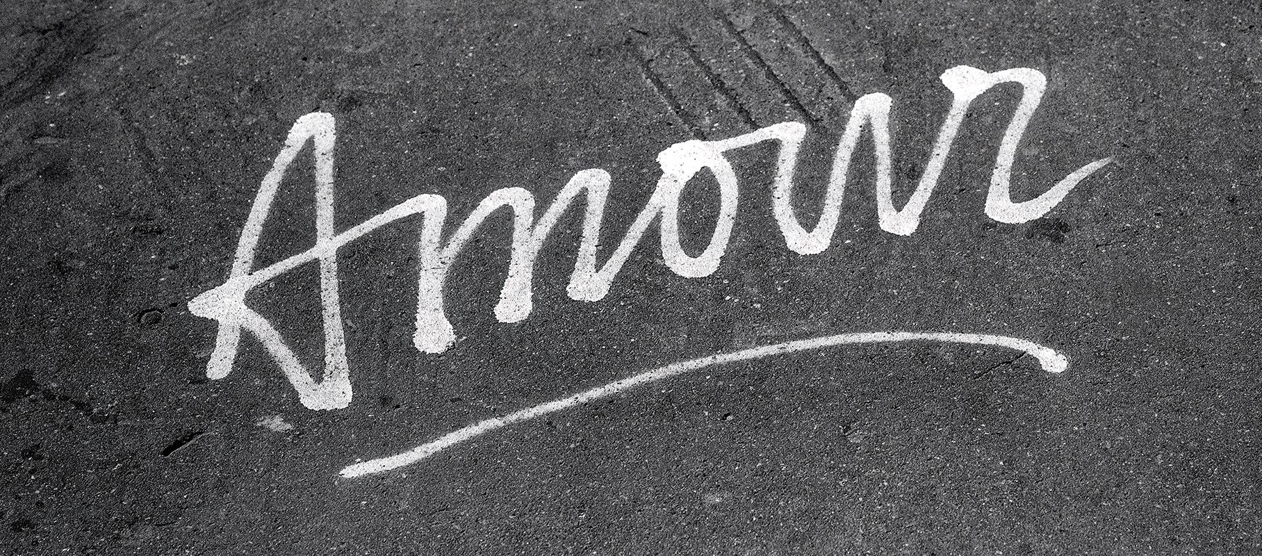 Amour  - Stampa a pigmenti d'archivio in edizione limitata , Edizione 1 di 15 
Possibilità di dimensioni personalizzate
Scritta a mano su un marciapiede parigino, Parigi, Francia.
Formato orizzontale.

Questa stampa offerta è una stampa a pigmenti