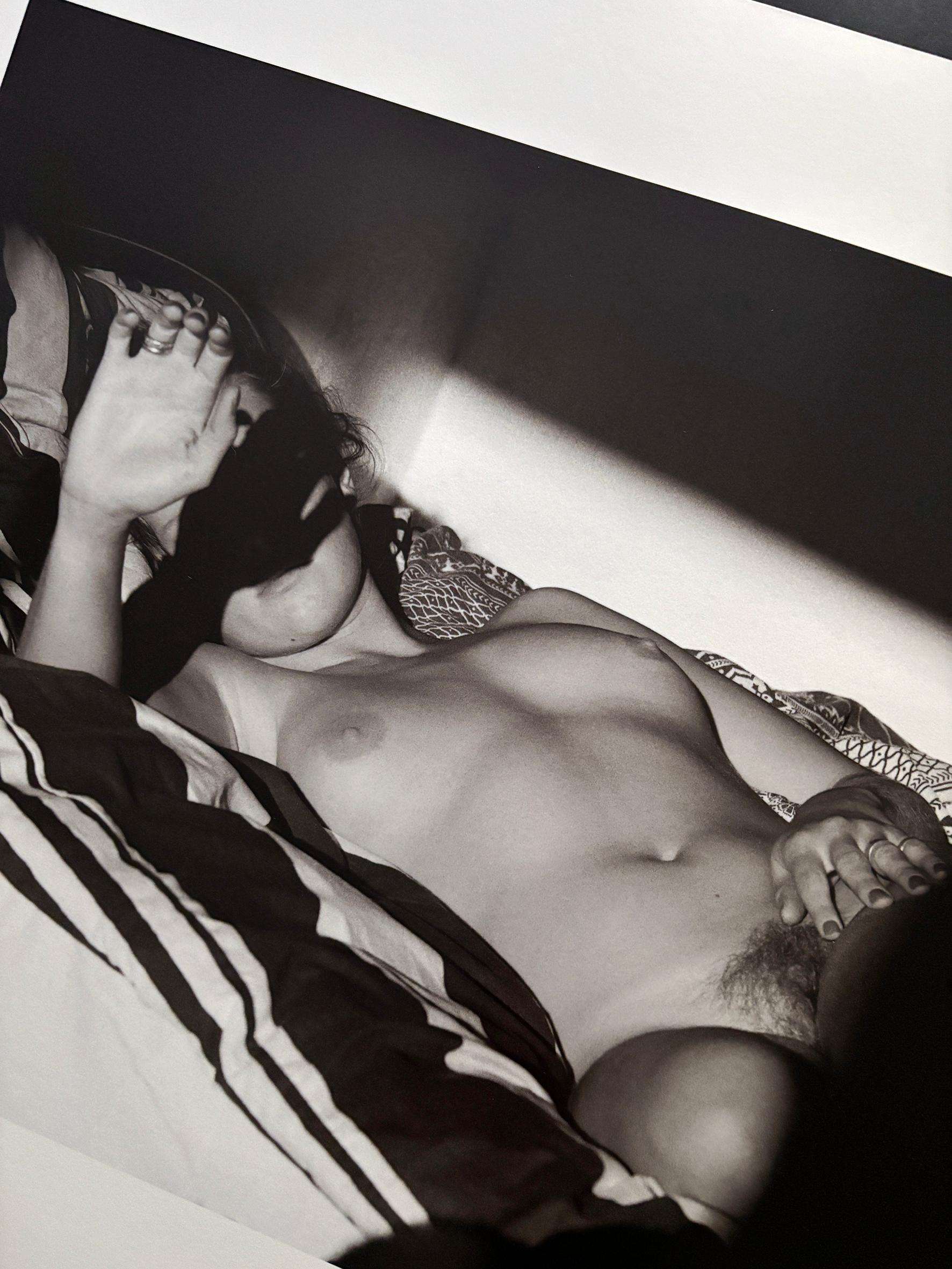Ana - Photo d'art figurative originale, femme sensuelle au lit le soleil dans les yeux en vente 2