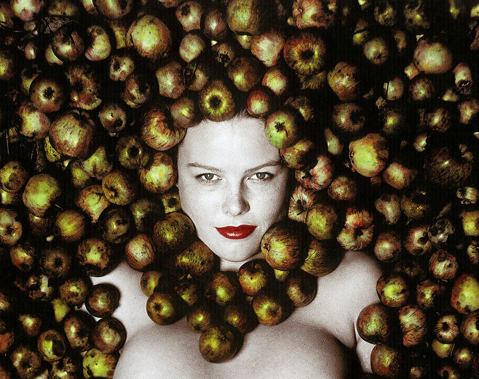 Signierter Kunstdruck in limitierter Auflage, Porträt wie ein Stillleben, Apfel – Photograph von Ian Sanderson