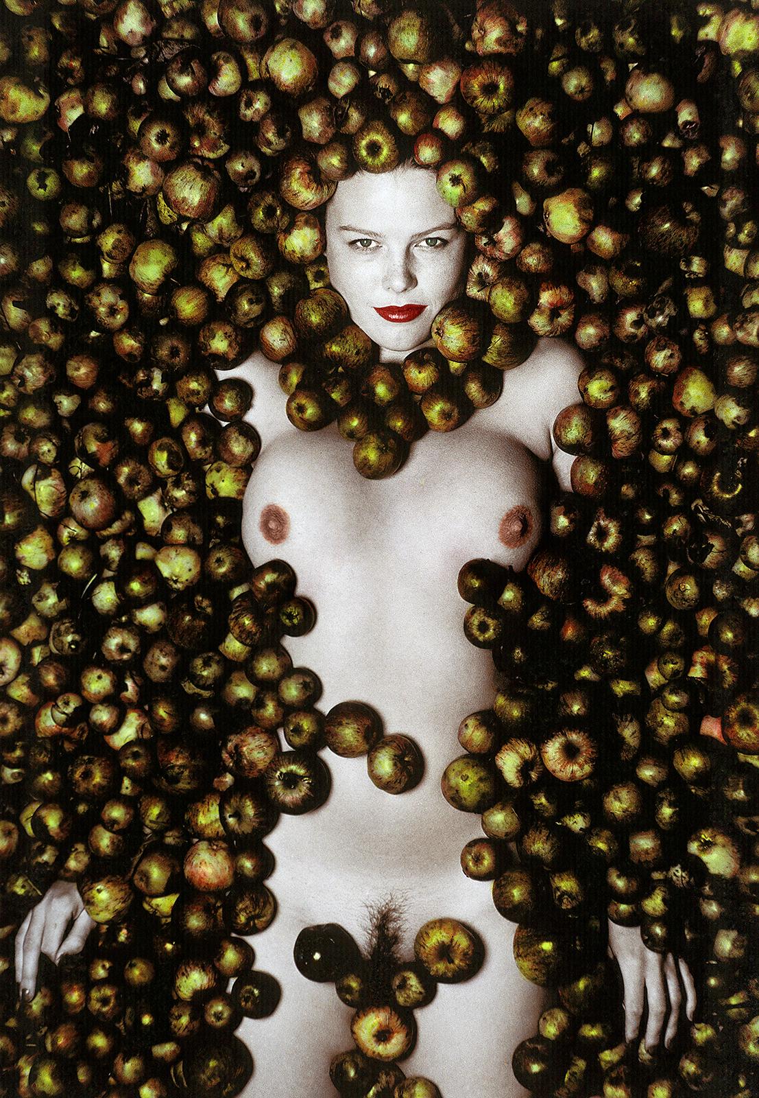 Porträt-Stillleben-Kunstdruck in limitierter Auflage, Figuratives Farbfoto – Äpfel  (Schwarz), Nude Photograph, von Ian Sanderson