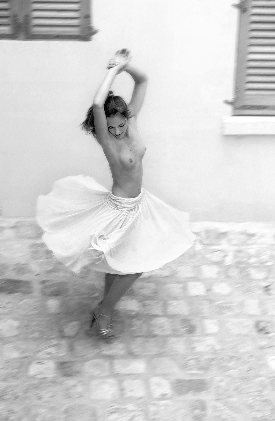 Ian Sanderson Black and White Photograph – Ariane 2- Signierter Kunstdruck in limitierter Auflage, Contemporary, Romantik, Tänzerin