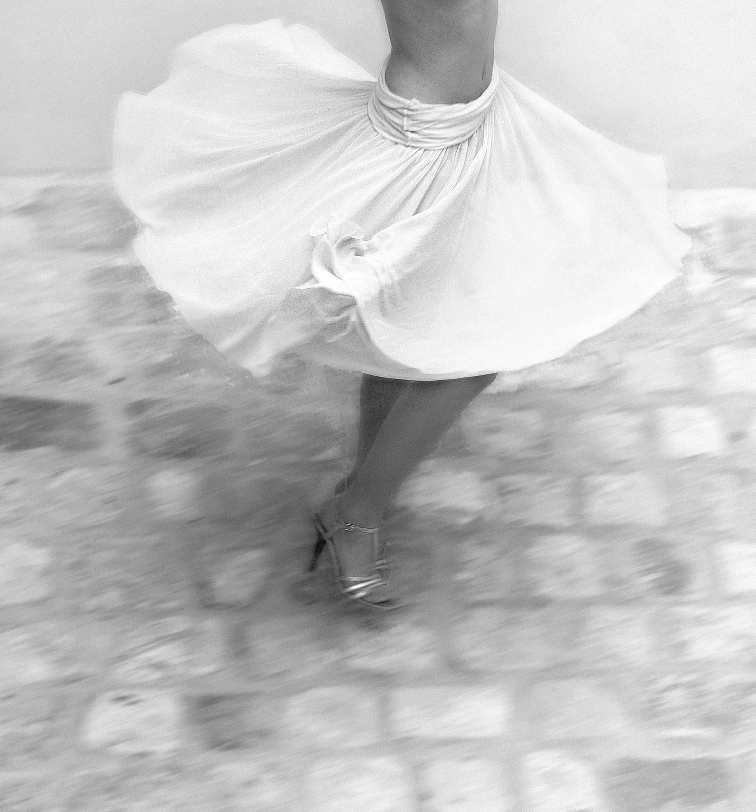 Ariane - Tirage d'art signé en édition limitée, Contemporain, Romantique, Danseuse - Gris Black and White Photograph par Ian Sanderson