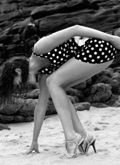 Ariane- Stampa firmata in edizione limitata, Bianco nero, Donna sulla spiaggia con i tacchi alti