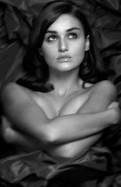 Audrey – signierter Kunstdruck in limitierter Auflage, Schwarz-Weiß-Foto, sinnliche Frau