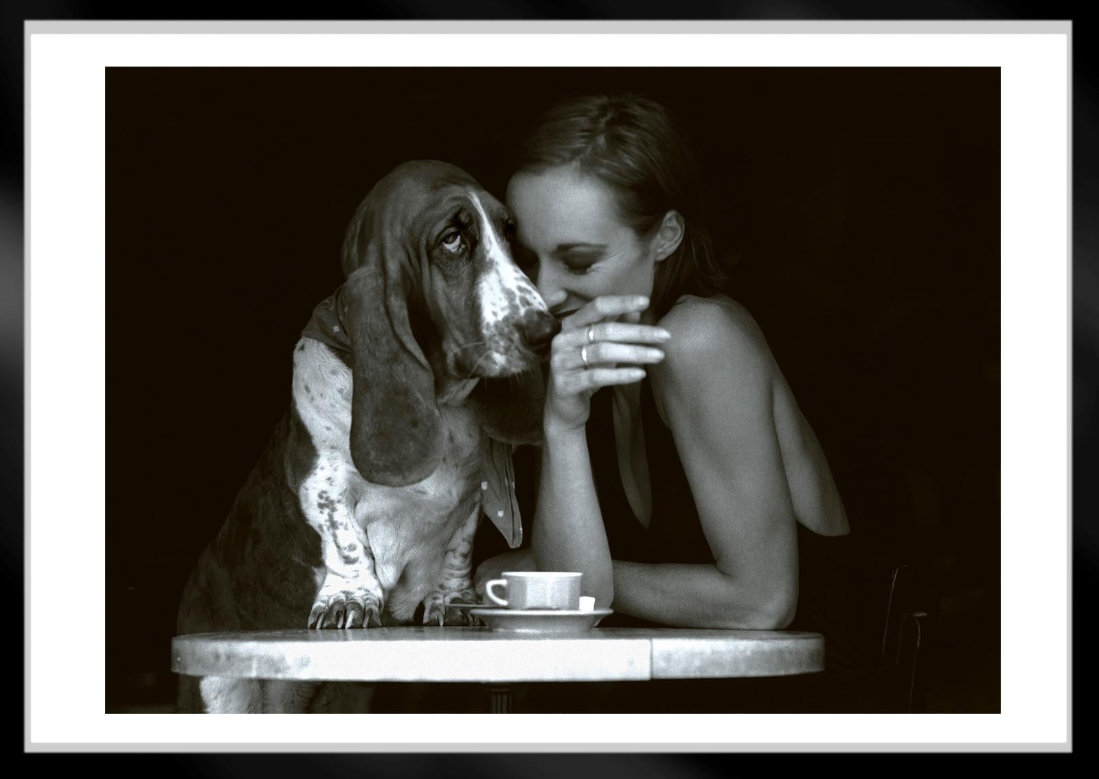 Photo figurative, Portrait, Animal, Couple romantique, Tirage contemporain - Banya - Noir Portrait Photograph par Ian Sanderson