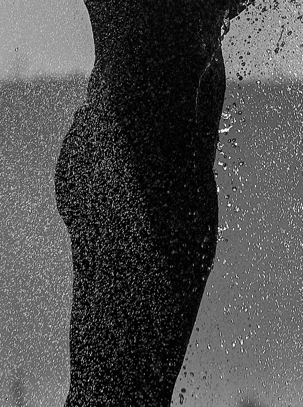 Stranddusche- Signierter Aktdruck in limitierter Auflage, Contemporary photo, Model (Zeitgenössisch), Photograph, von Ian Sanderson