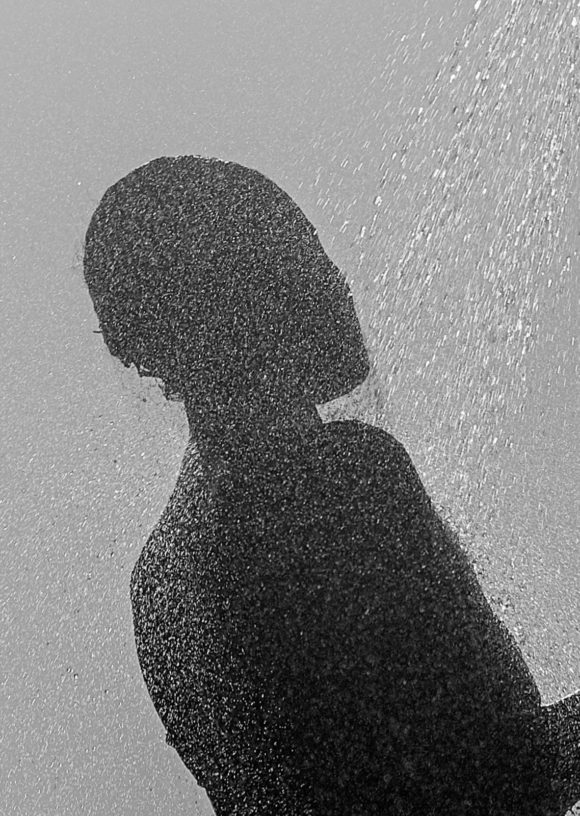 Beach Shower – signierter sinnlicher Druck in limitierter Auflage, Oversize-Foto, zeitgenössisch – Photograph von Ian Sanderson