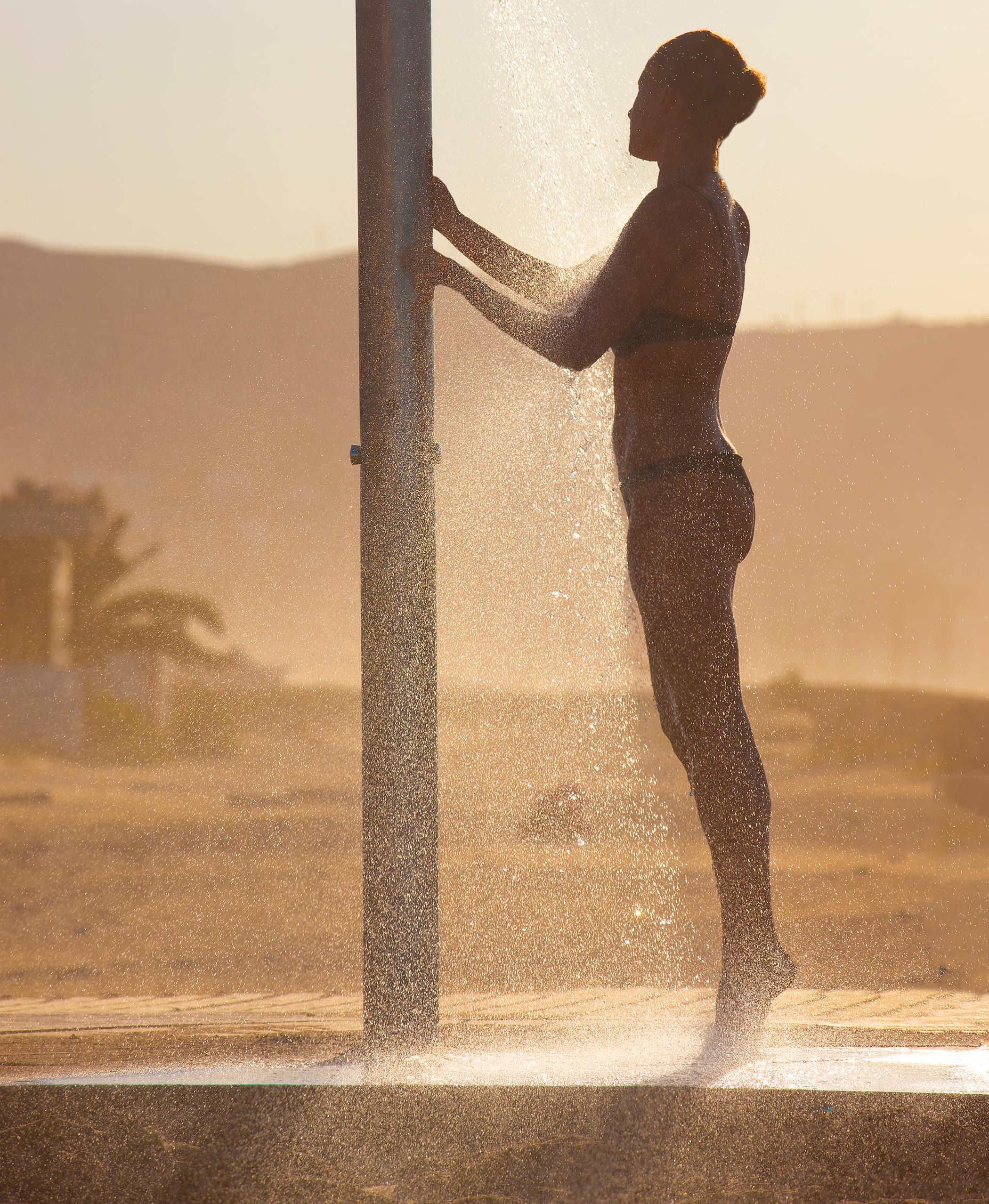 Beneath the Setting Sun  - Limited edition pigment print on Hahnemühle Photo Rag® Baryta 315 gsm, 2008 -   Limited Editions of 15
Shower after a swim in the ocean, in the light of the setting sun, sensual woman.

Signed by Ian Sanderson lower right