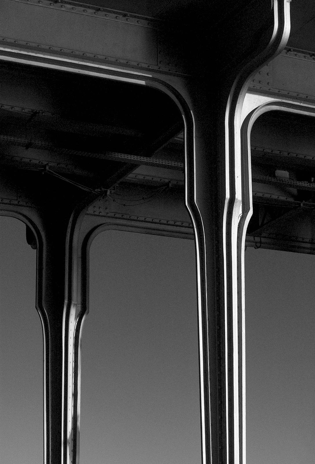 Bridge – signierter Stilllebendruck in limitierter Auflage, zeitgenössisches Schwarz-Weiß-Foto