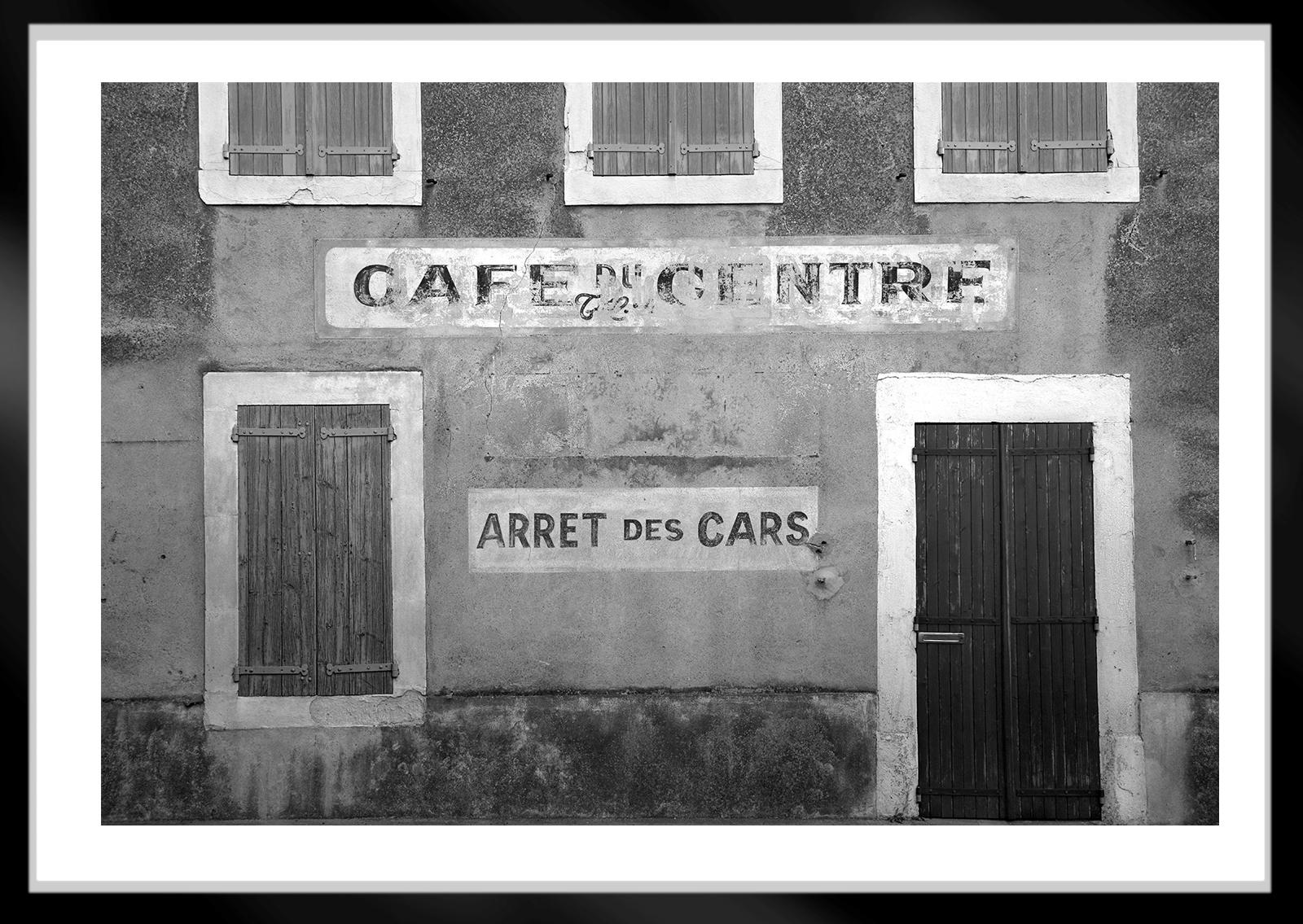 Café- Signierter Stillleben-Druck in limitierter Auflage, Schwarz-Weiß, Frankreich (Grau), Still-Life Photograph, von Ian Sanderson