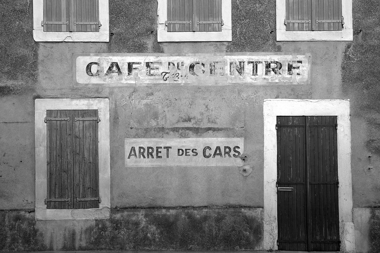 Ian Sanderson Still-Life Photograph – Café- Signierter Stillleben-Druck in limitierter Auflage, Schwarz-Weiß, Frankreich