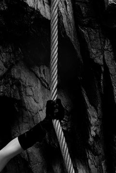 Fotografia figurativa di nudo con stampa fine art, Contemporanea in bianco e nero - CARA