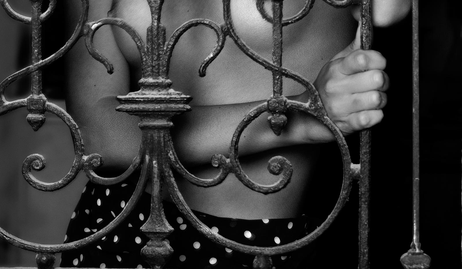 Impression d'art nue en édition limitée signée, Woman Model, Intimate - Caroline - Contemporain Photograph par Ian Sanderson