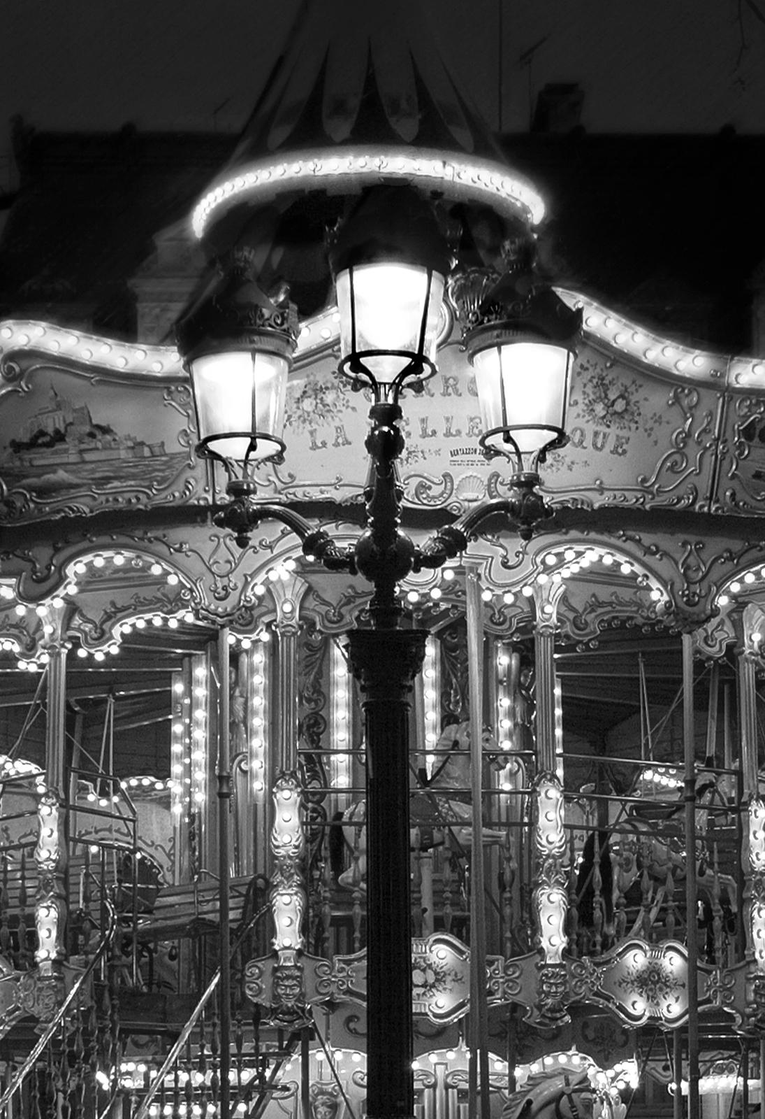 Carrousel-Signierter Stilllebendruck in limitierter Auflage, Schwarz-Weiß, Paris, Romantik – Photograph von Ian Sanderson