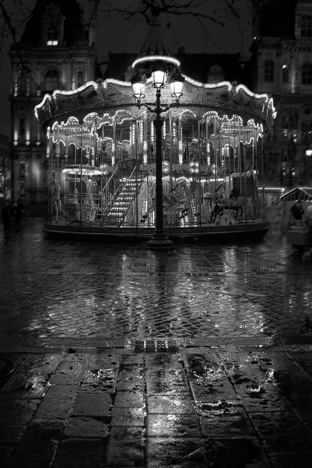 Carrousel – signierter Stilllebendruck in limitierter Auflage, Schwarz-Weiß-Foto, Pariser Stadt
