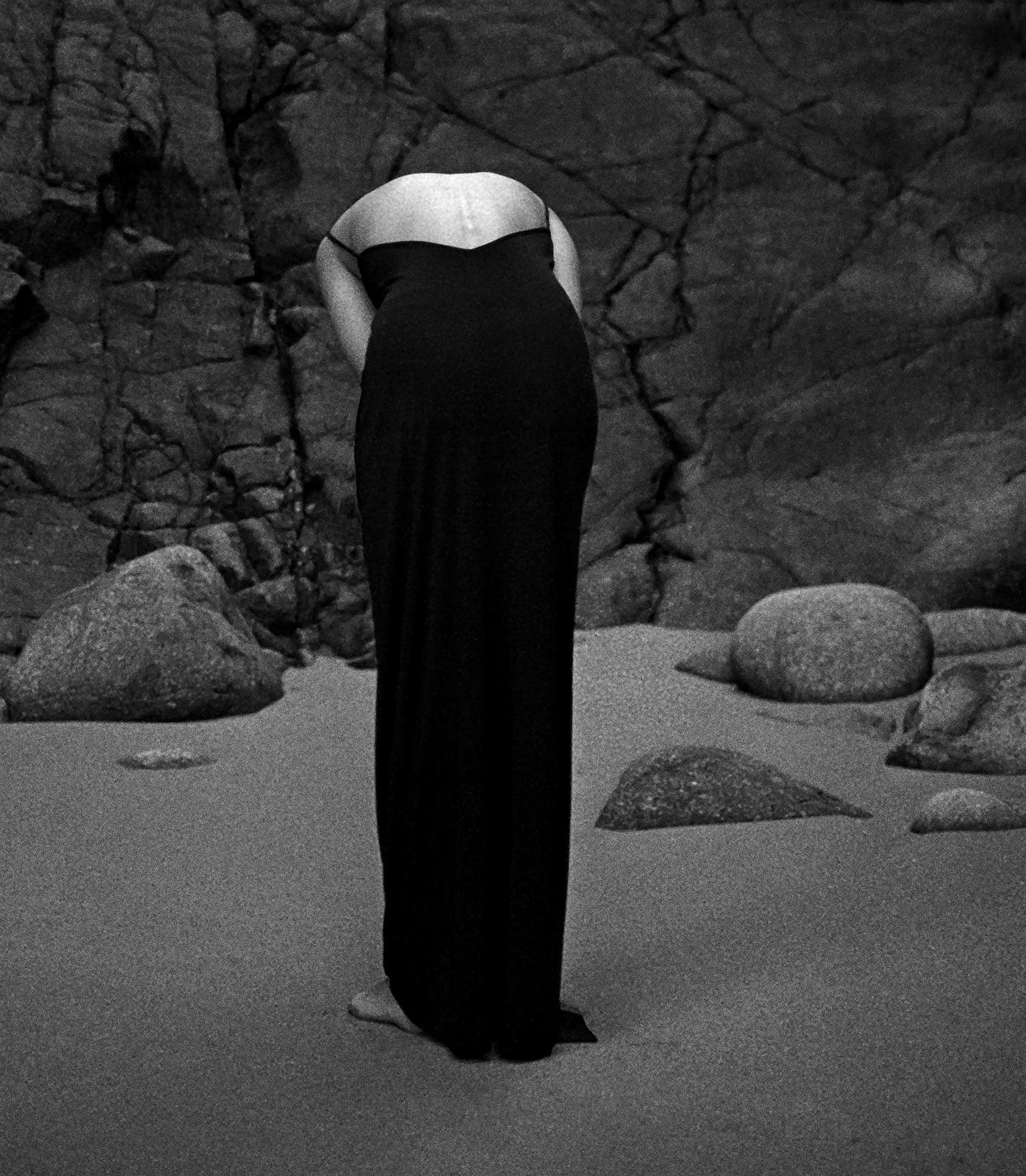 Céline - Photographie de nu en édition limitée signée Contemporary black white, Sensual - Noir Black and White Photograph par Ian Sanderson