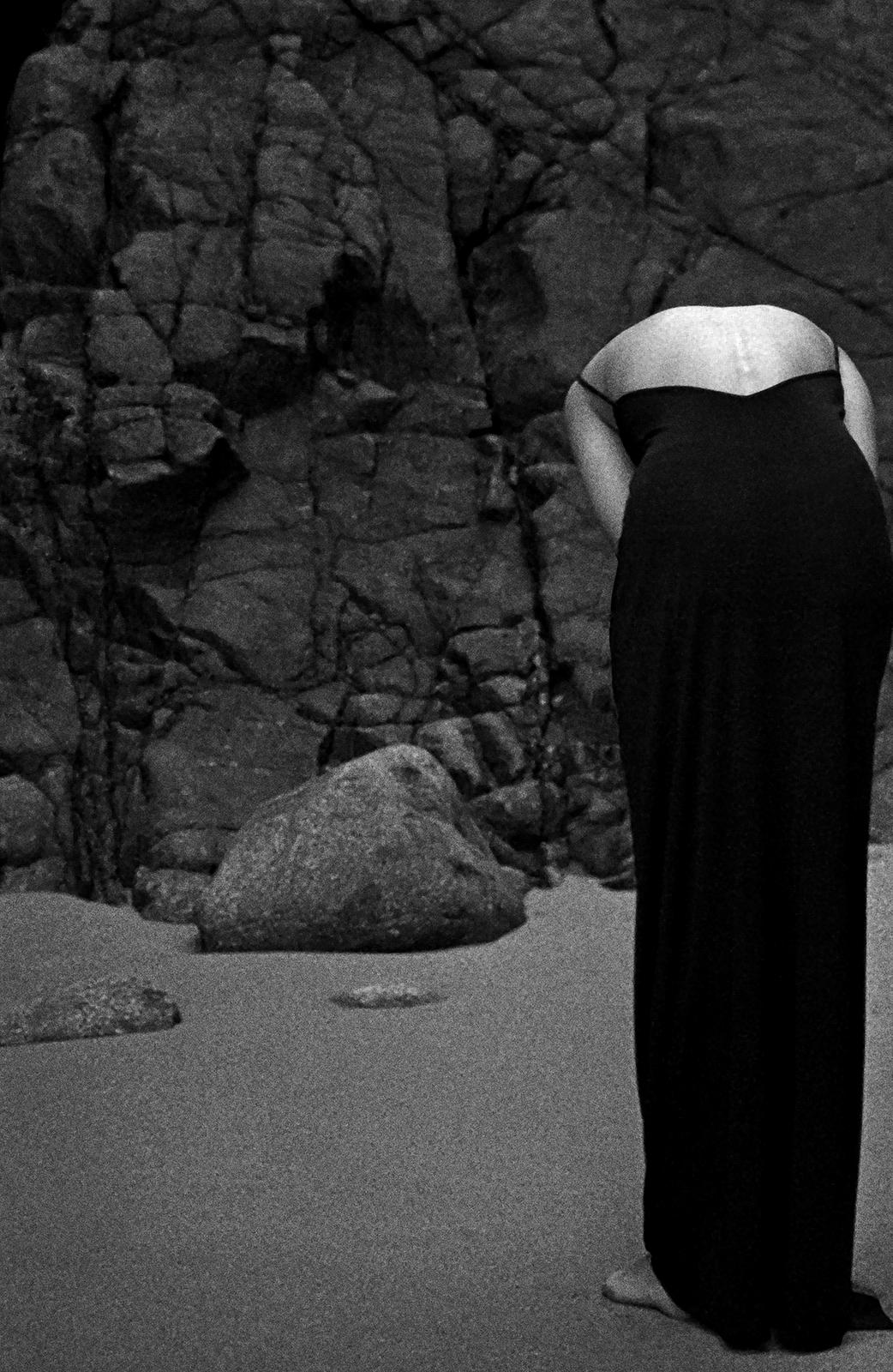 Céline - Édition limitée signée d'un tirage aux pigments d'archives  -  Edition de 5
Femme en robe de soirée noire, le dos nu, dans un ruisseau sauvage avec des rochers, photo granuleuse.

Cette image a été capturée sur film en 2002. 
Le tirage