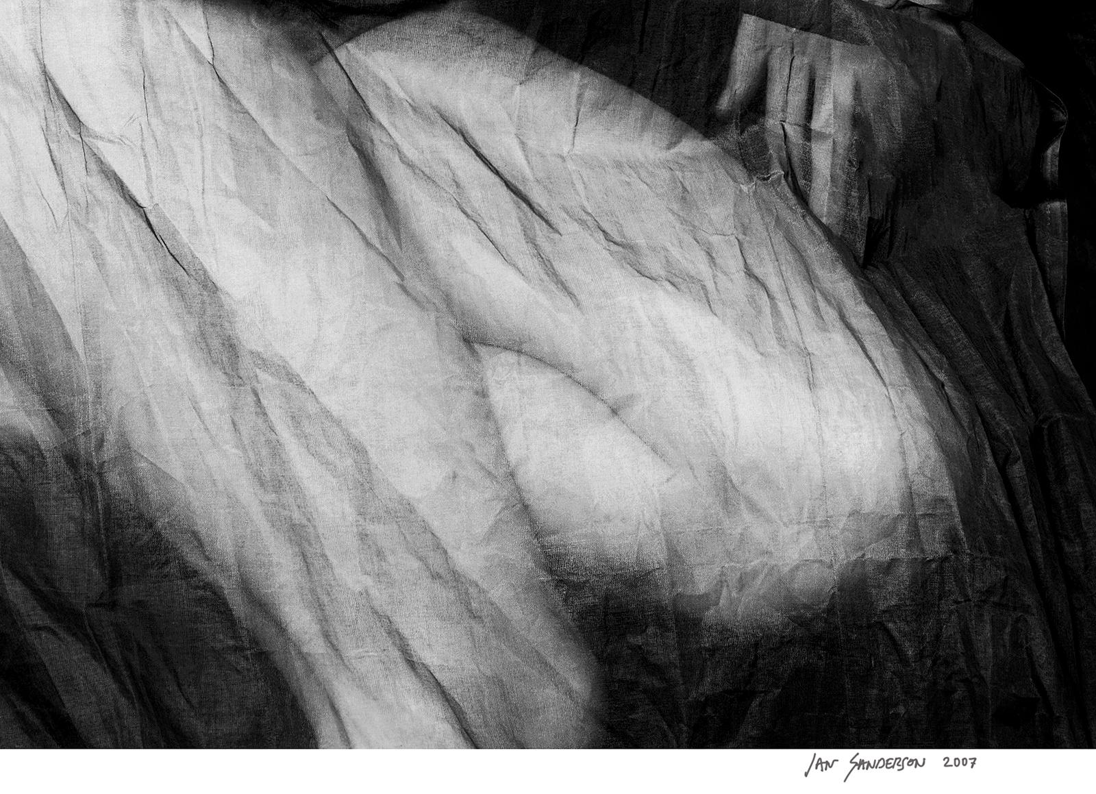 Charlotte-Signierter Aktdruck in limitierter Auflage, Schwarz-Weiß-Foto, Modell, zeitgenössisch (Zeitgenössisch), Photograph, von Ian Sanderson
