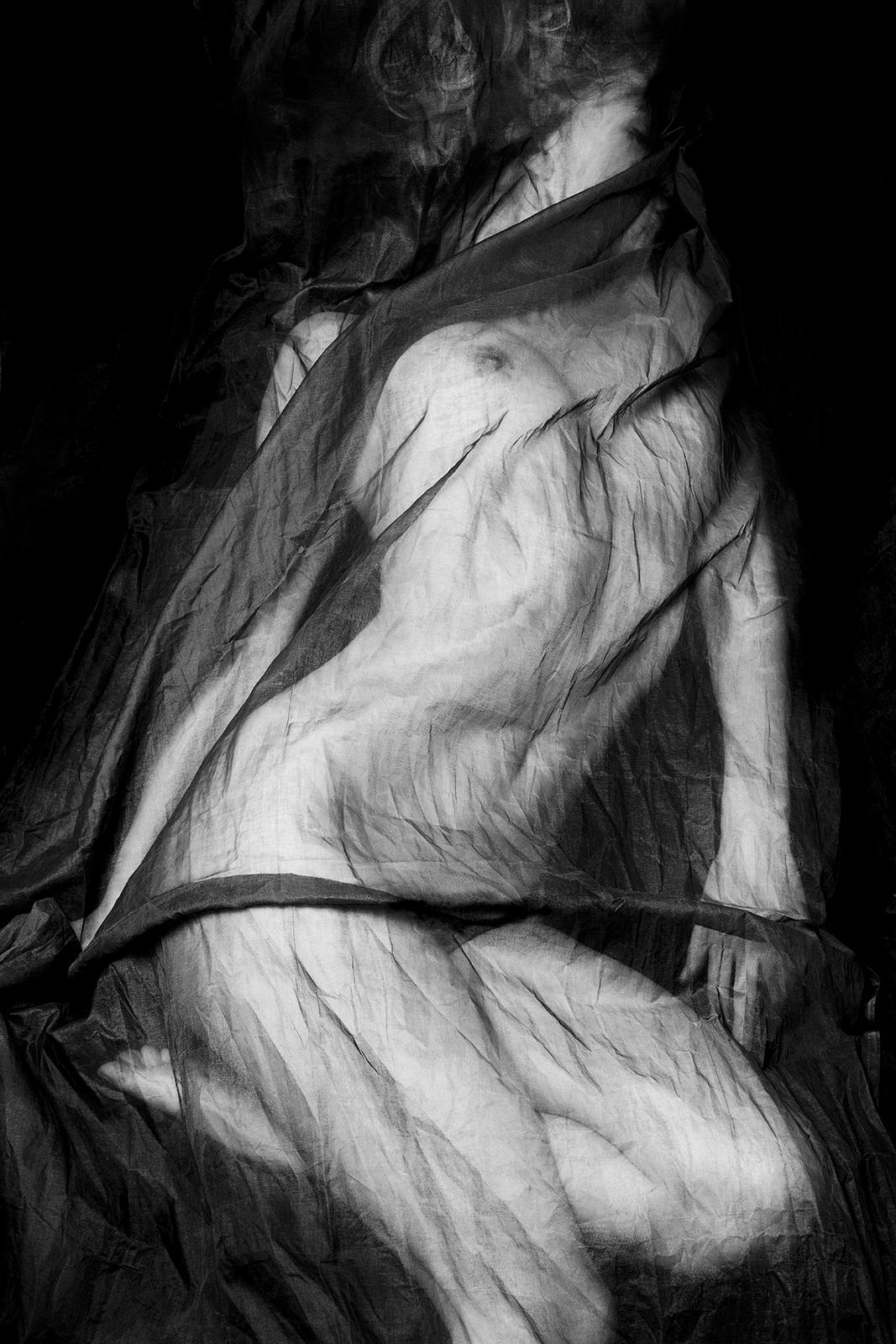 Ian Sanderson Black and White Photograph – Charlotte-Signierter Aktdruck in limitierter Auflage, Schwarz-Weiß-Foto, Modell, zeitgenössisch