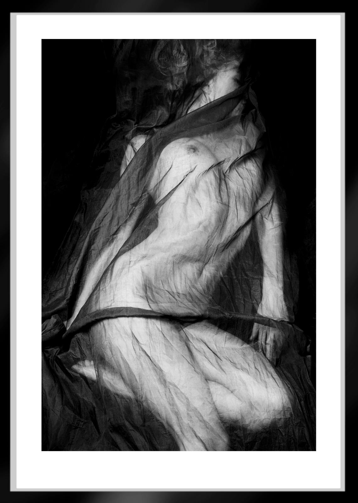 Galerie d'art en édition limitée signée Charlotte, photo en noir et blanc à grande échelle - Noir Black and White Photograph par Ian Sanderson