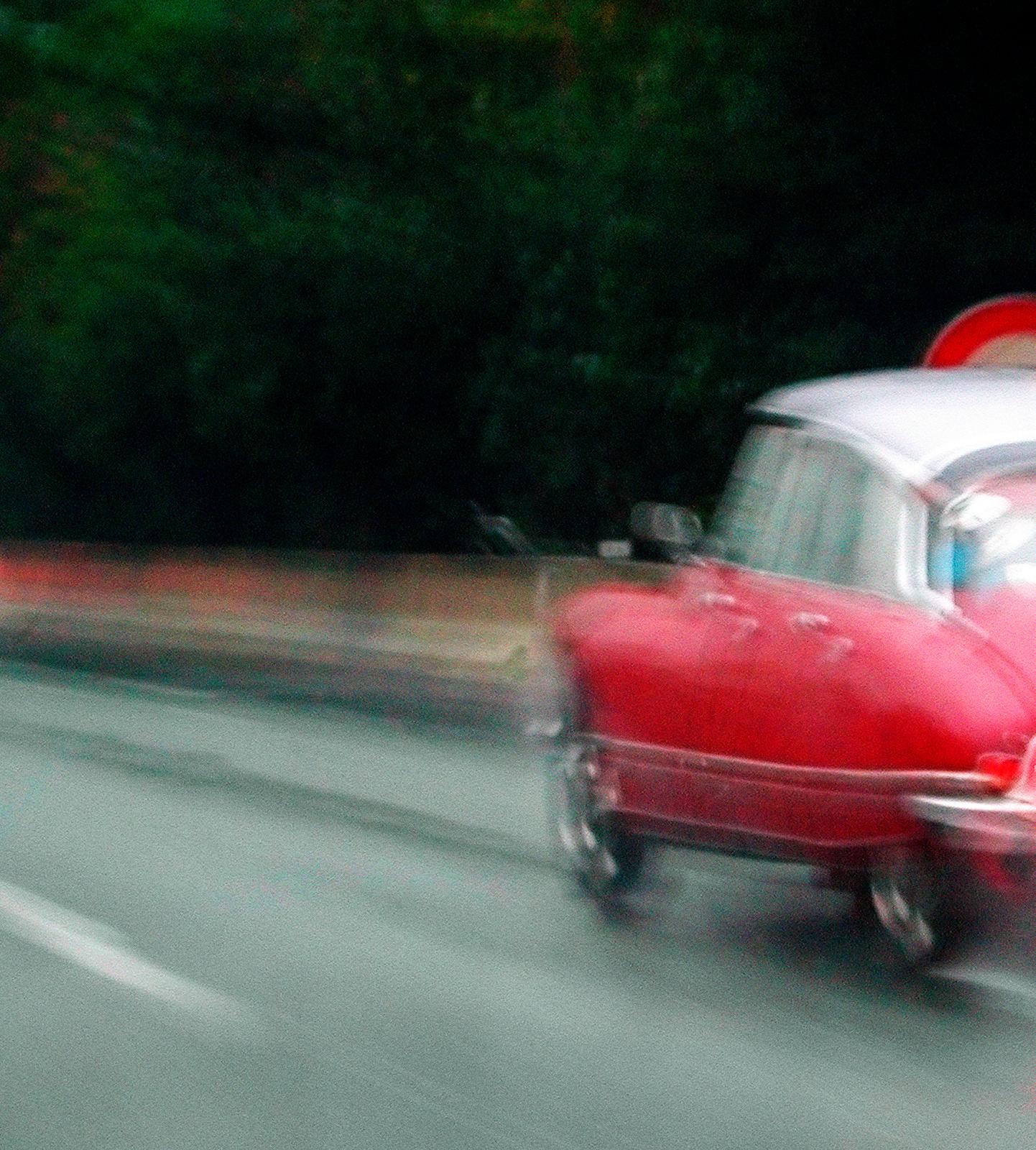 Citroen – signierter Kunstdruck in limitierter Auflage, großformatig, rotes Vintage-Auto  (Zeitgenössisch), Photograph, von Ian Sanderson