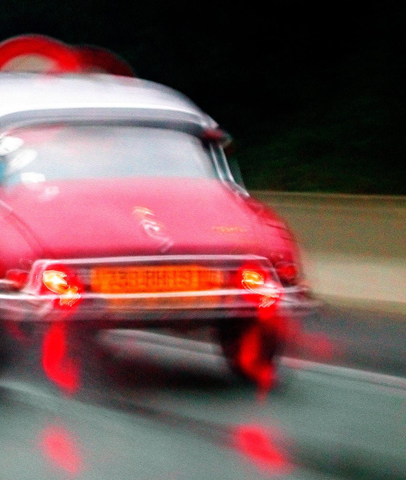 Citroen – signierter Kunstdruck in limitierter Auflage, großformatig, rotes Vintage-Auto  (Schwarz), Landscape Photograph, von Ian Sanderson