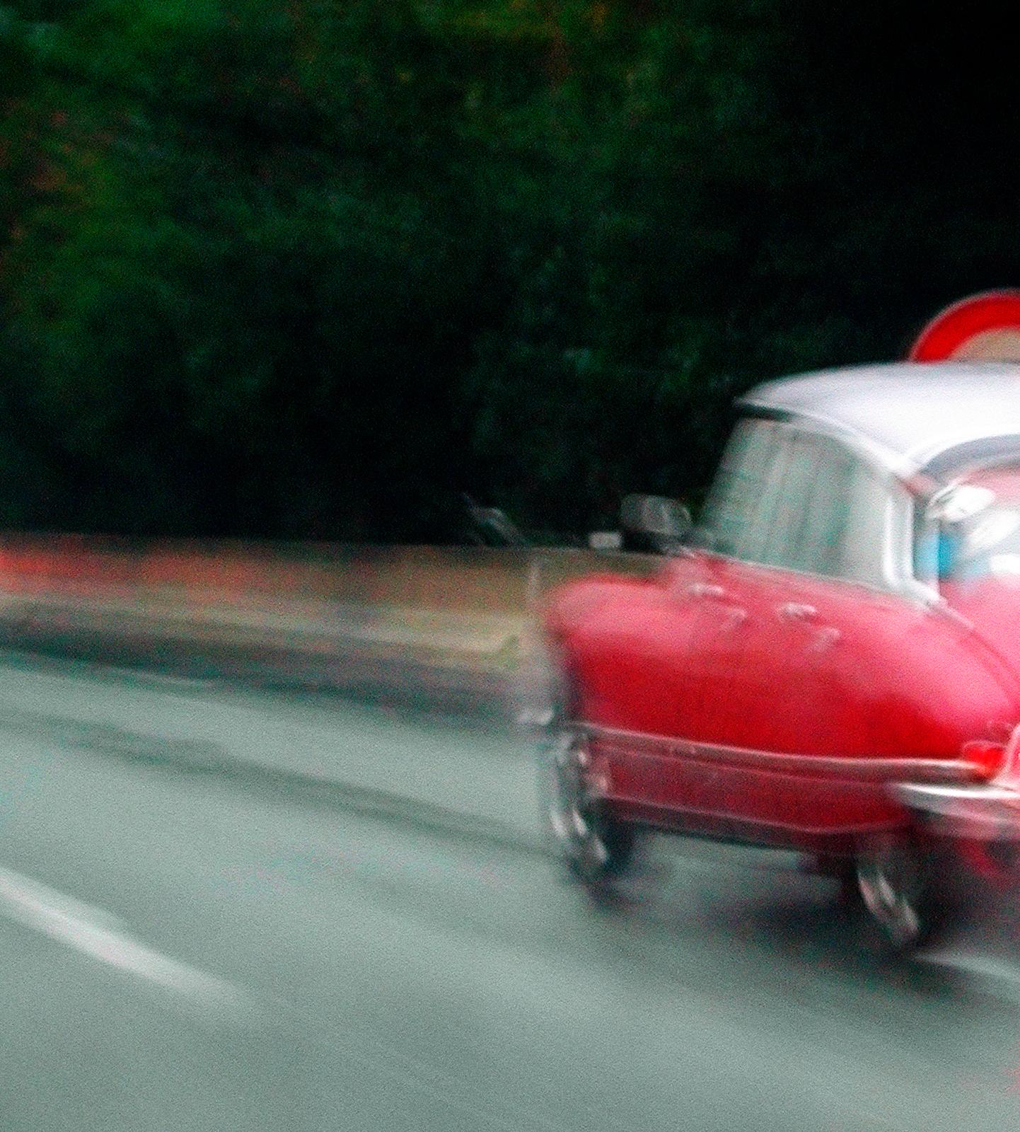 Citroen – signierter Kunstdruck in limitierter Auflage, zeitgenössisch, rotes Auto, Transport (Zeitgenössisch), Photograph, von Ian Sanderson